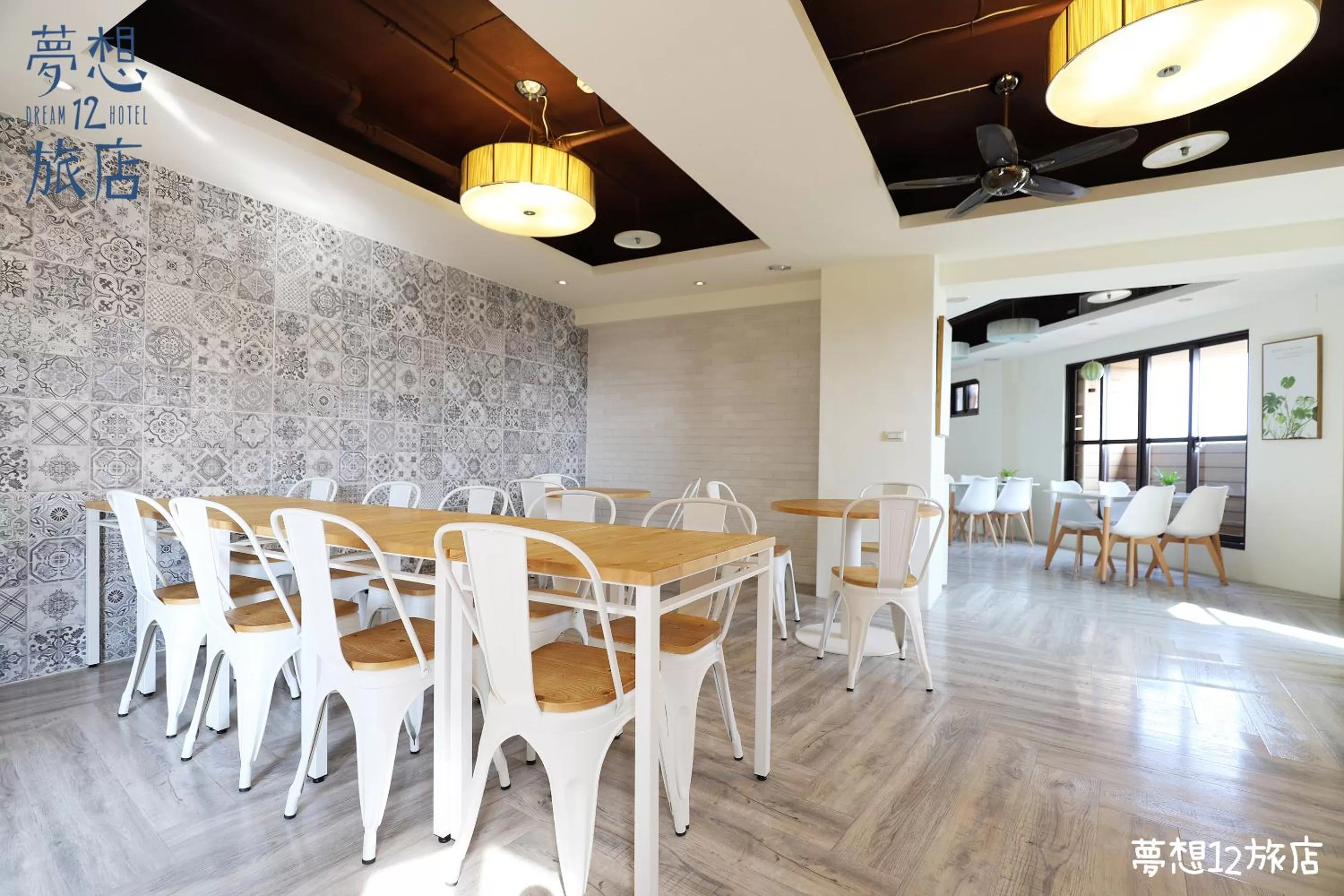 Restaurant/places to eat in Dream 12 Hotel