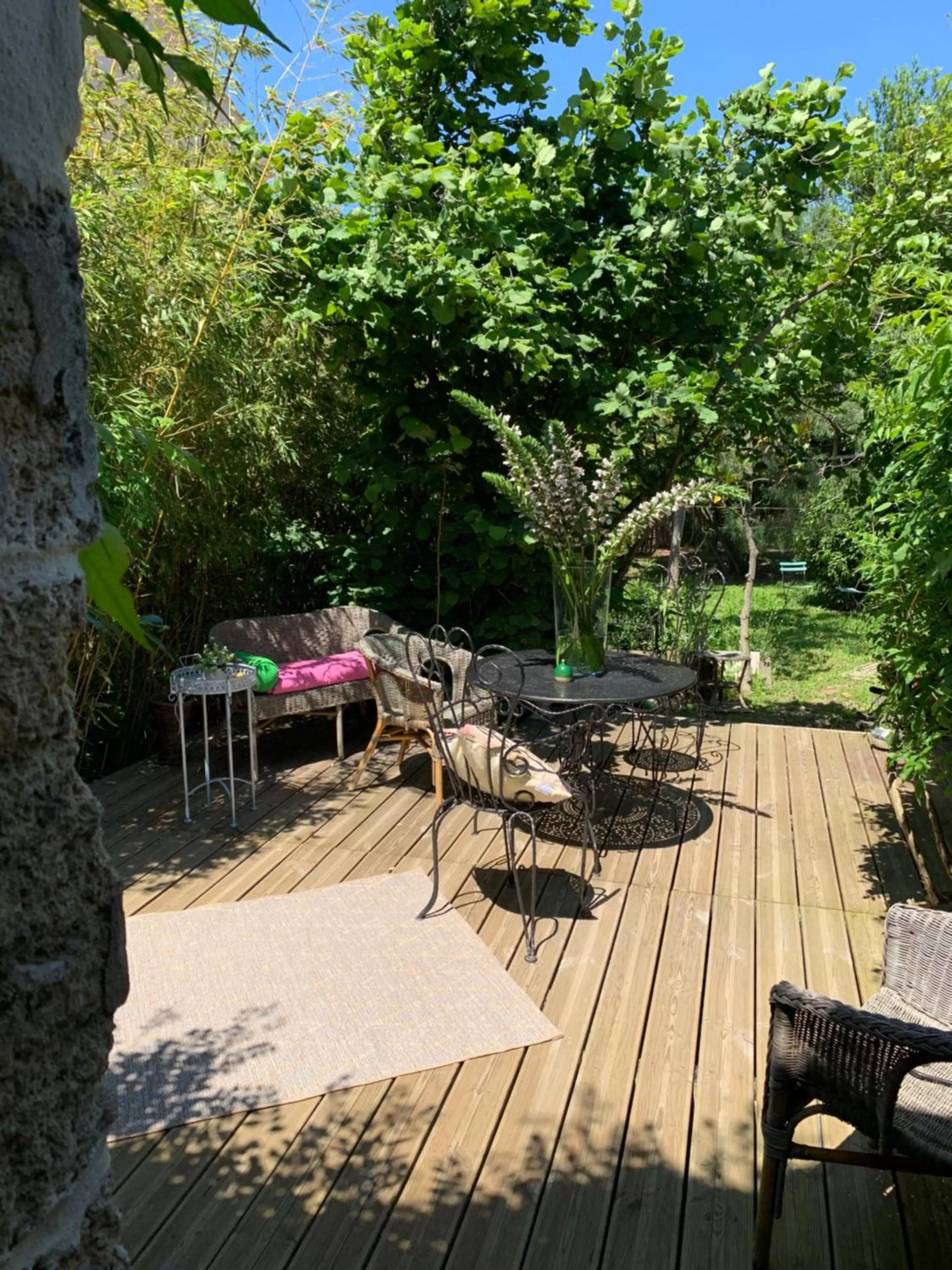 Patio in Le Jardin de LaCoste