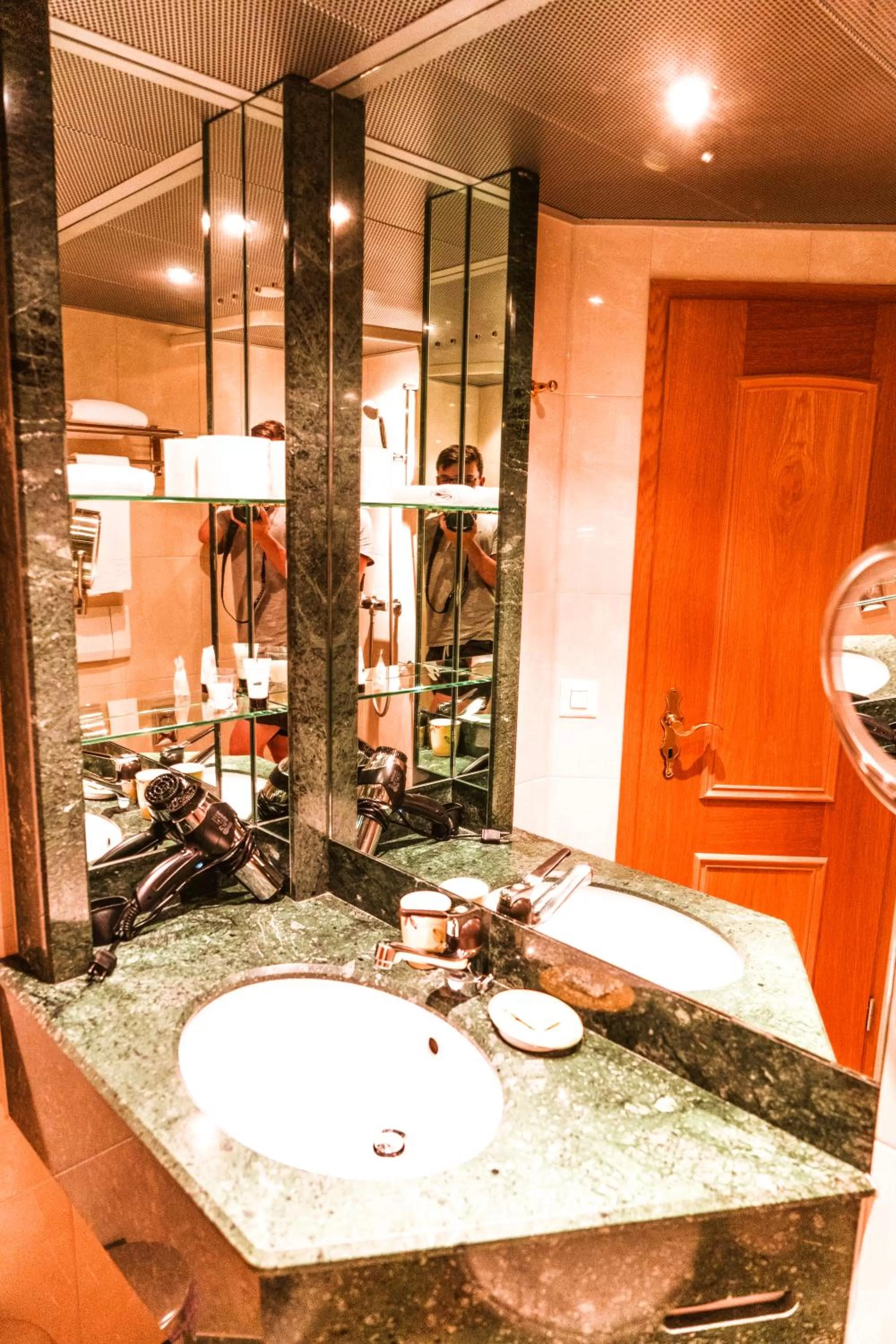 Bathroom in Hillsite Smart Hotel Flims