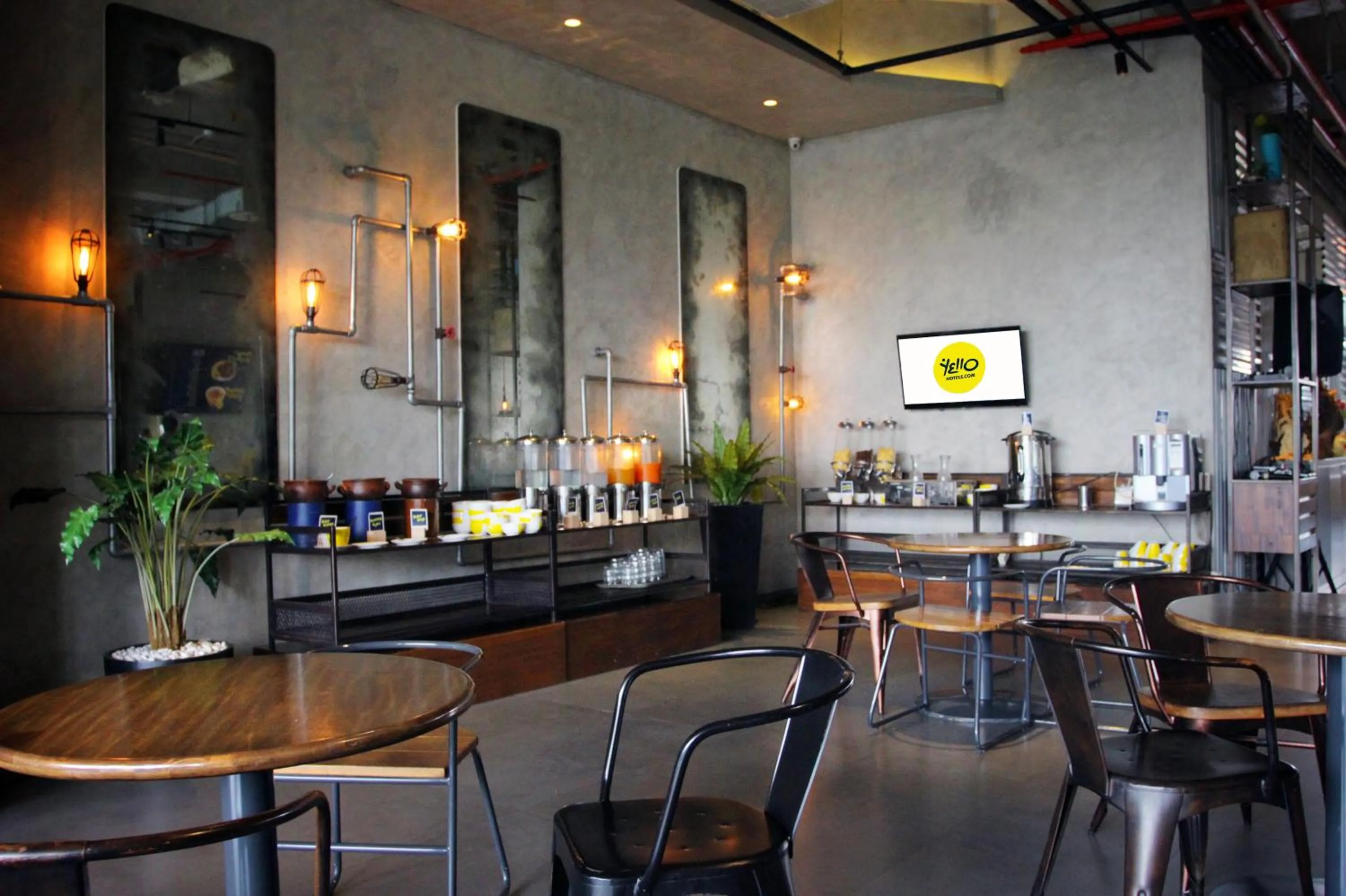 Restaurant/places to eat in Yello Hotel Jemursari