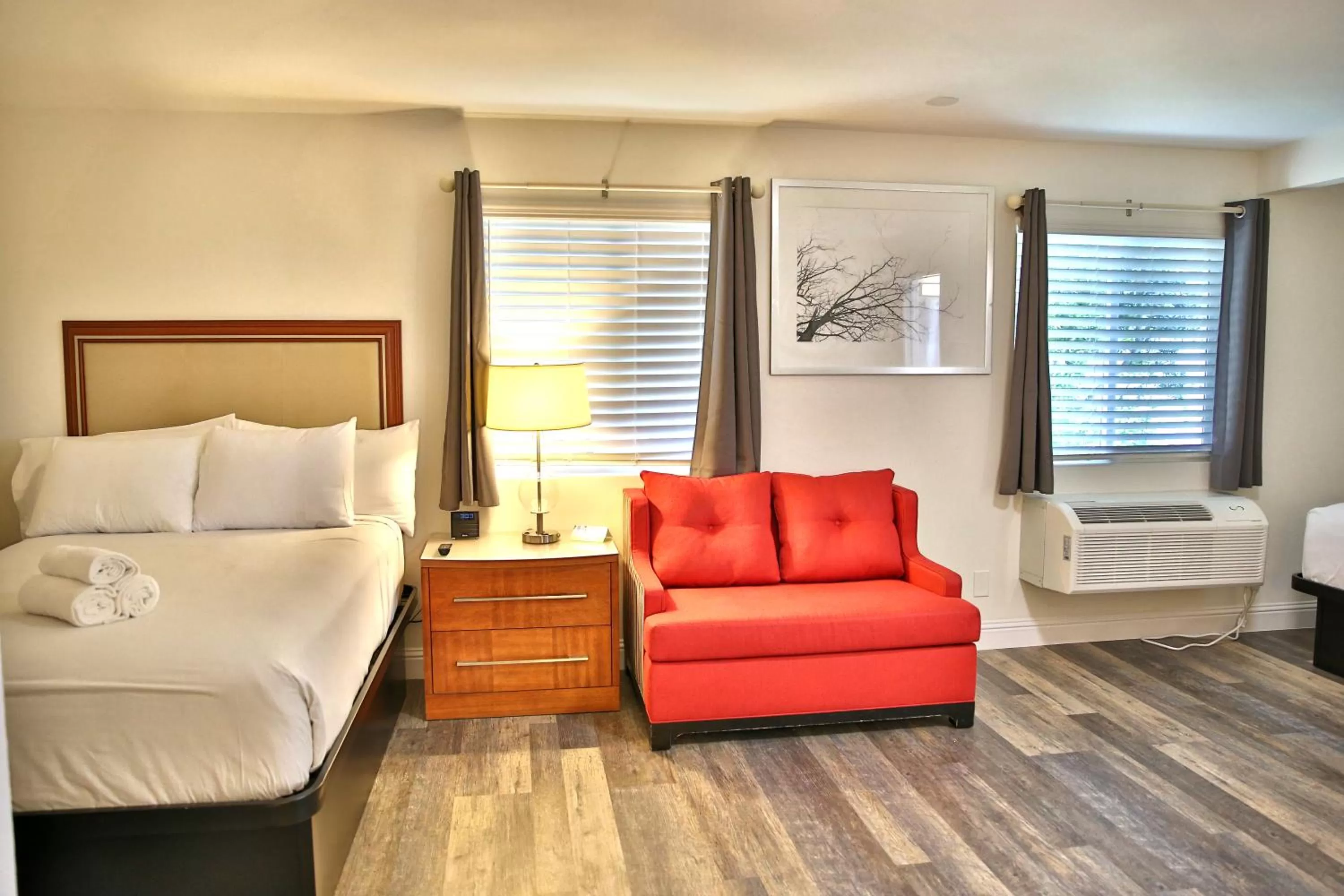 Bedroom, Bed in Travelodge by Wyndham Crescent City