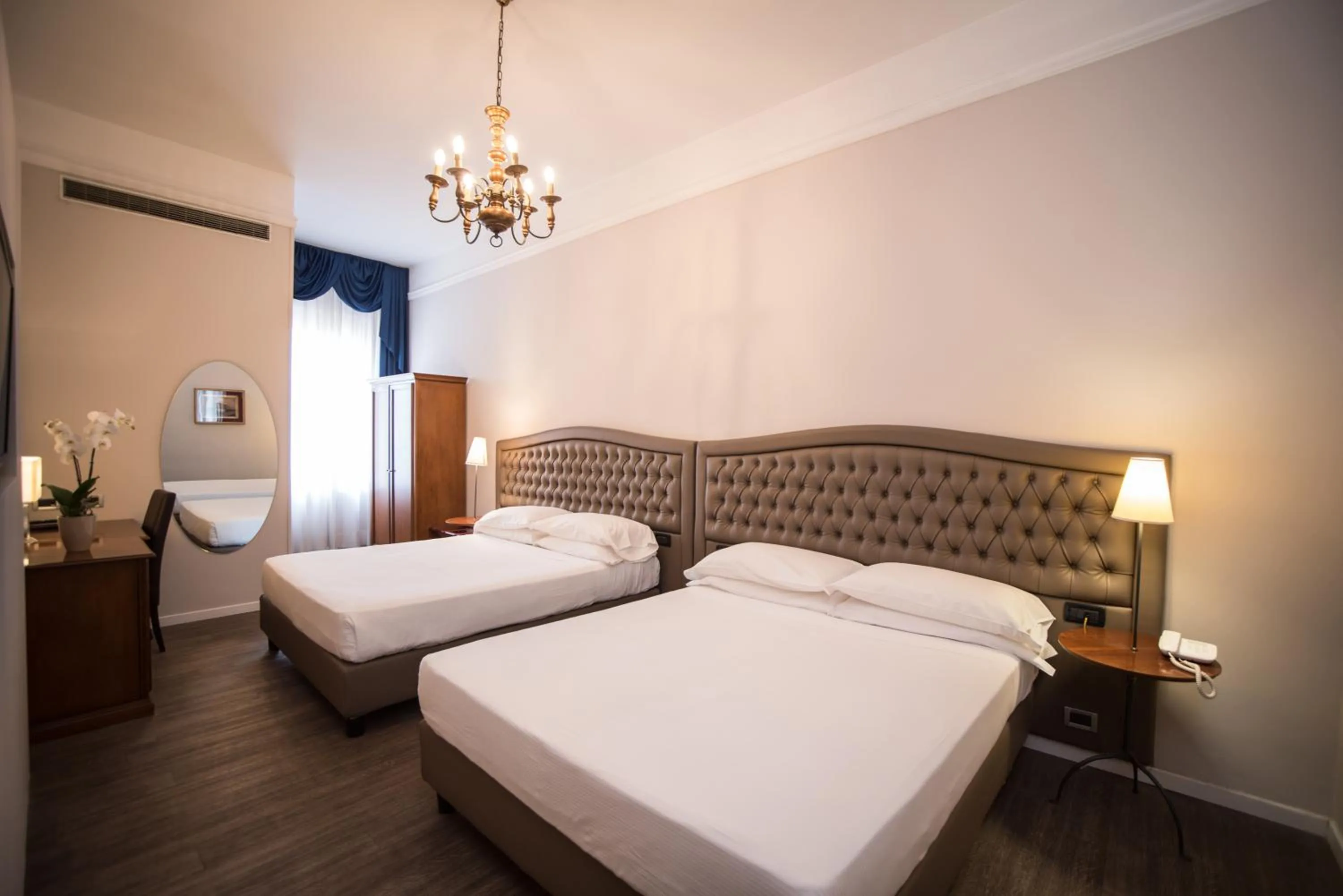 Bed in Hotel Ristorante Ala d'Oro