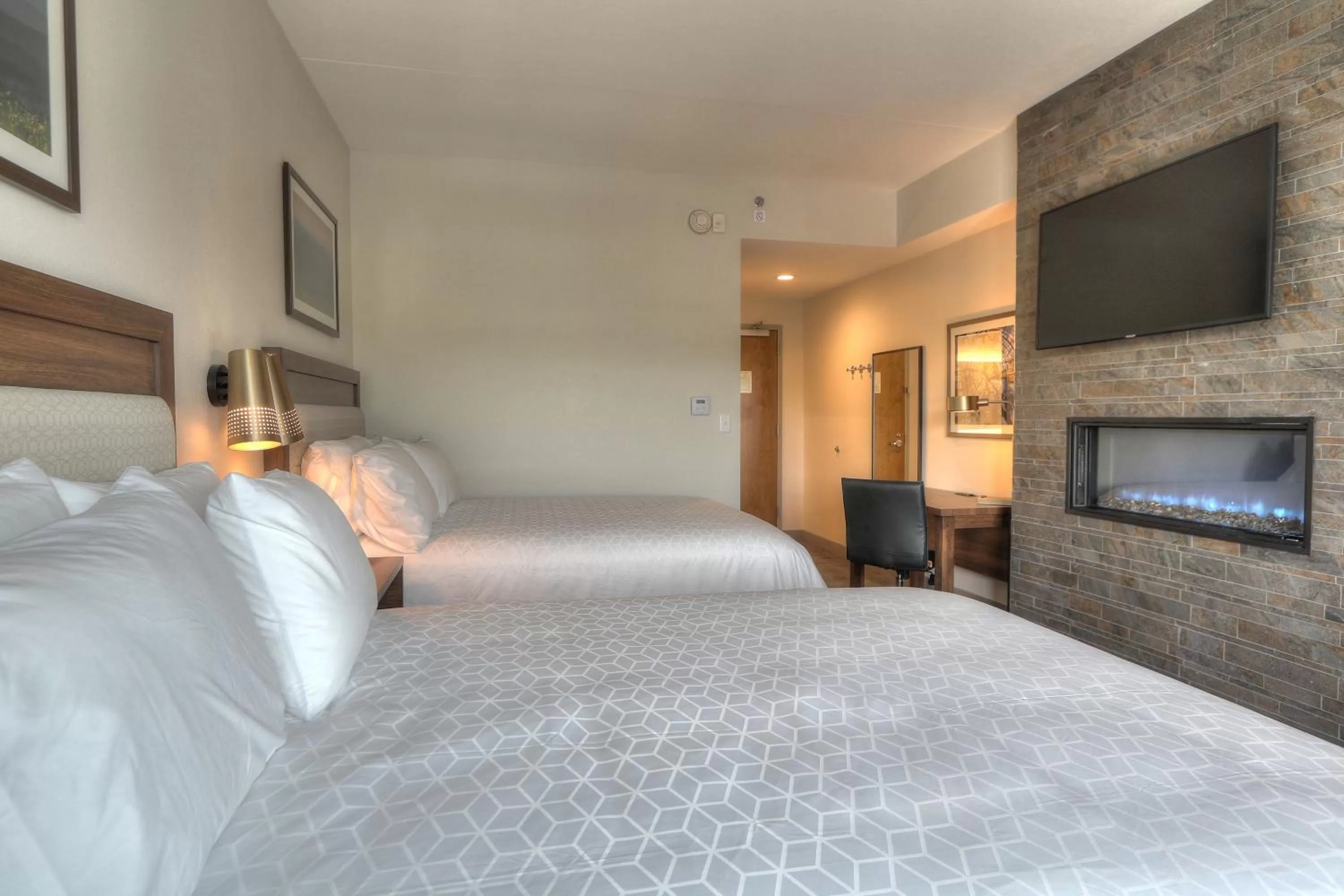 flat iron, Bed in Holiday Inn & Suites Pigeon Forge Convention Center by IHG