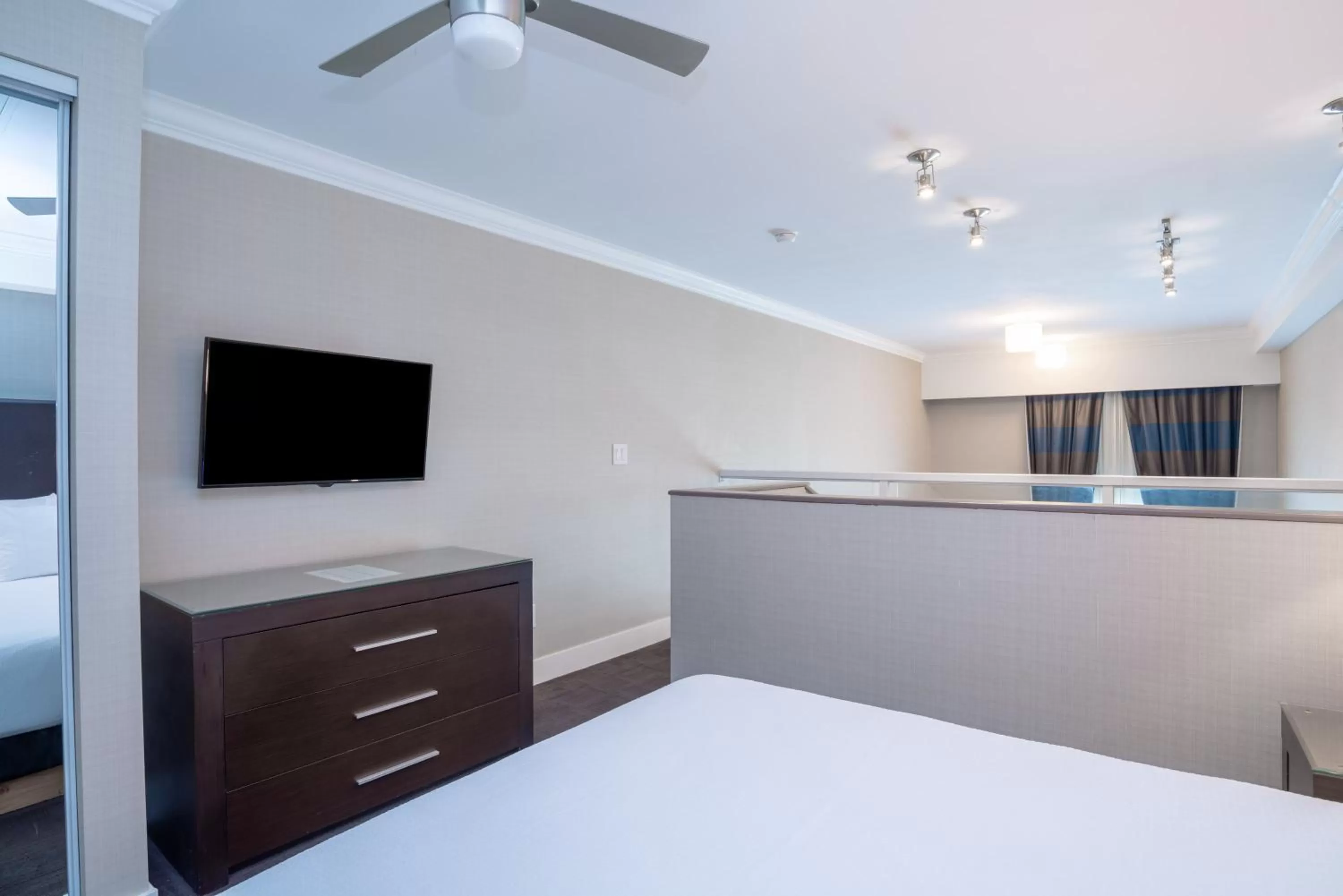 Photo of the whole room, Bed in Sandman Hotel Oakville