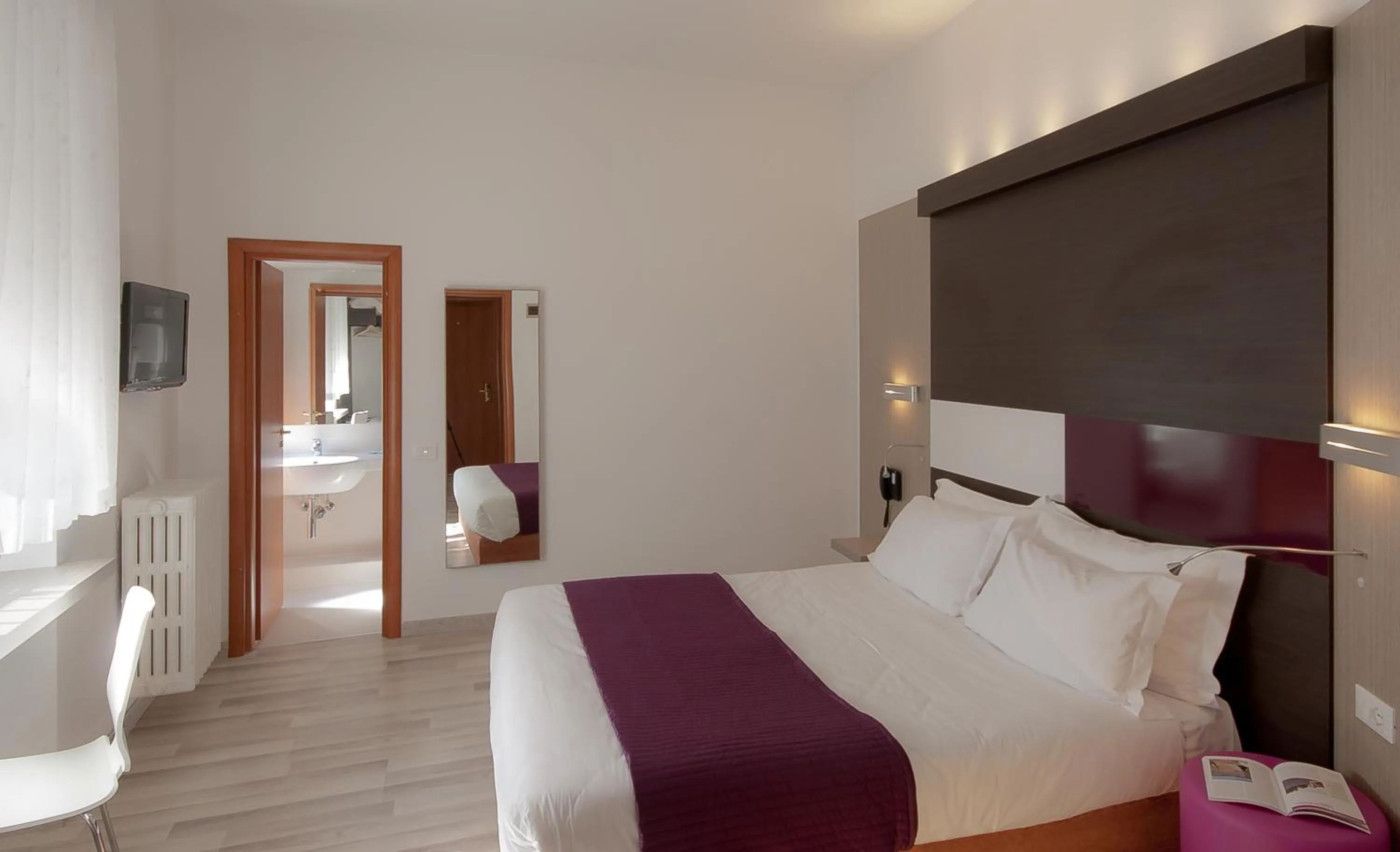 Bed in Genius Hotel Downtown