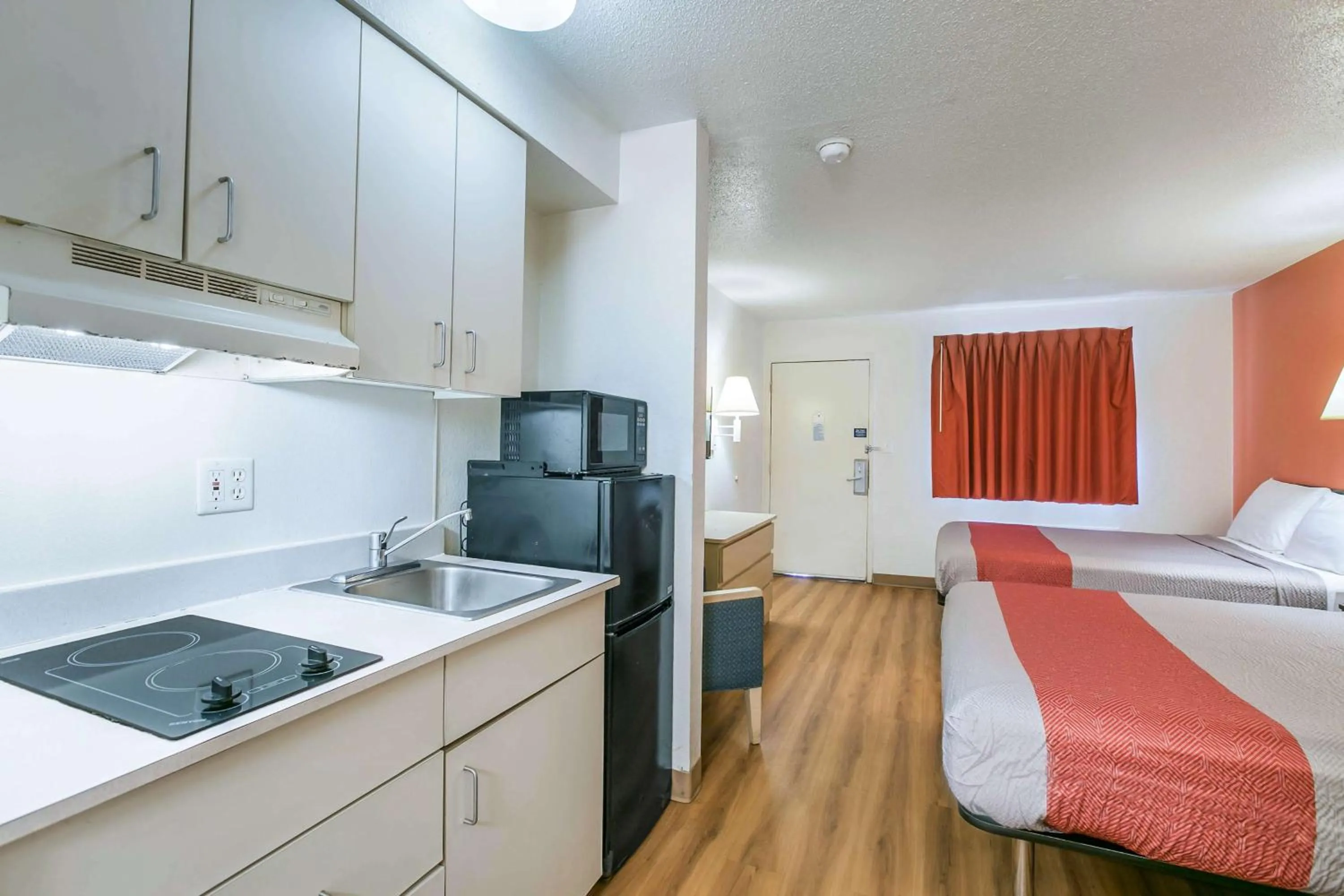 Kitchen or kitchenette, Bed in Motel 6-Dothan, AL