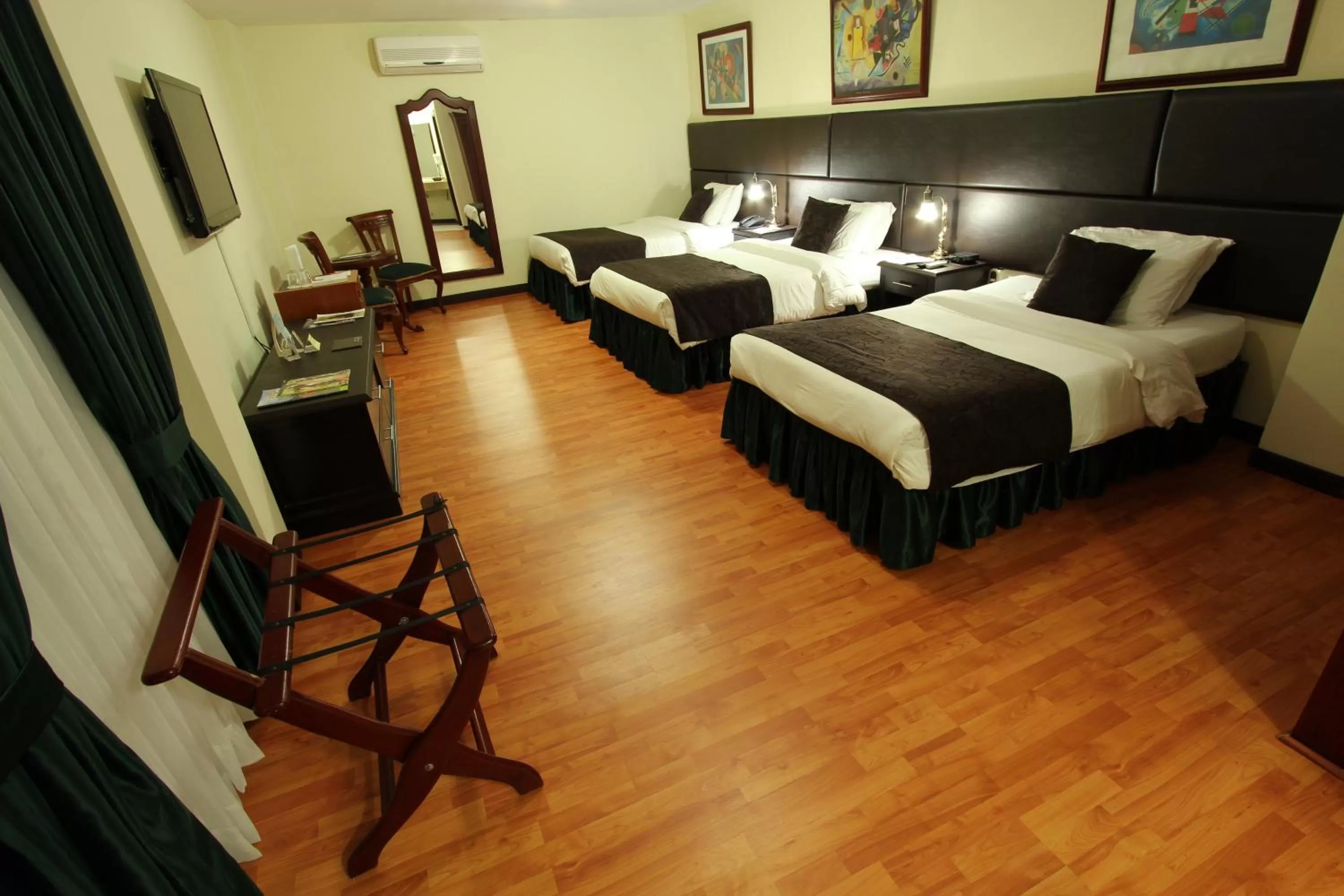 Photo of the whole room, Bed in Hotel San Fernando Real