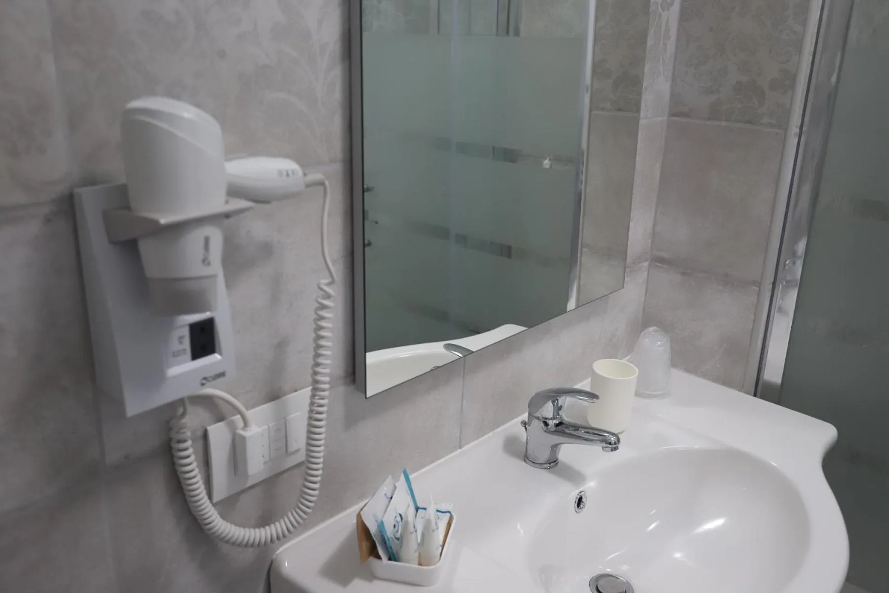 Twin Room - Disability Access in HOME HOTEL