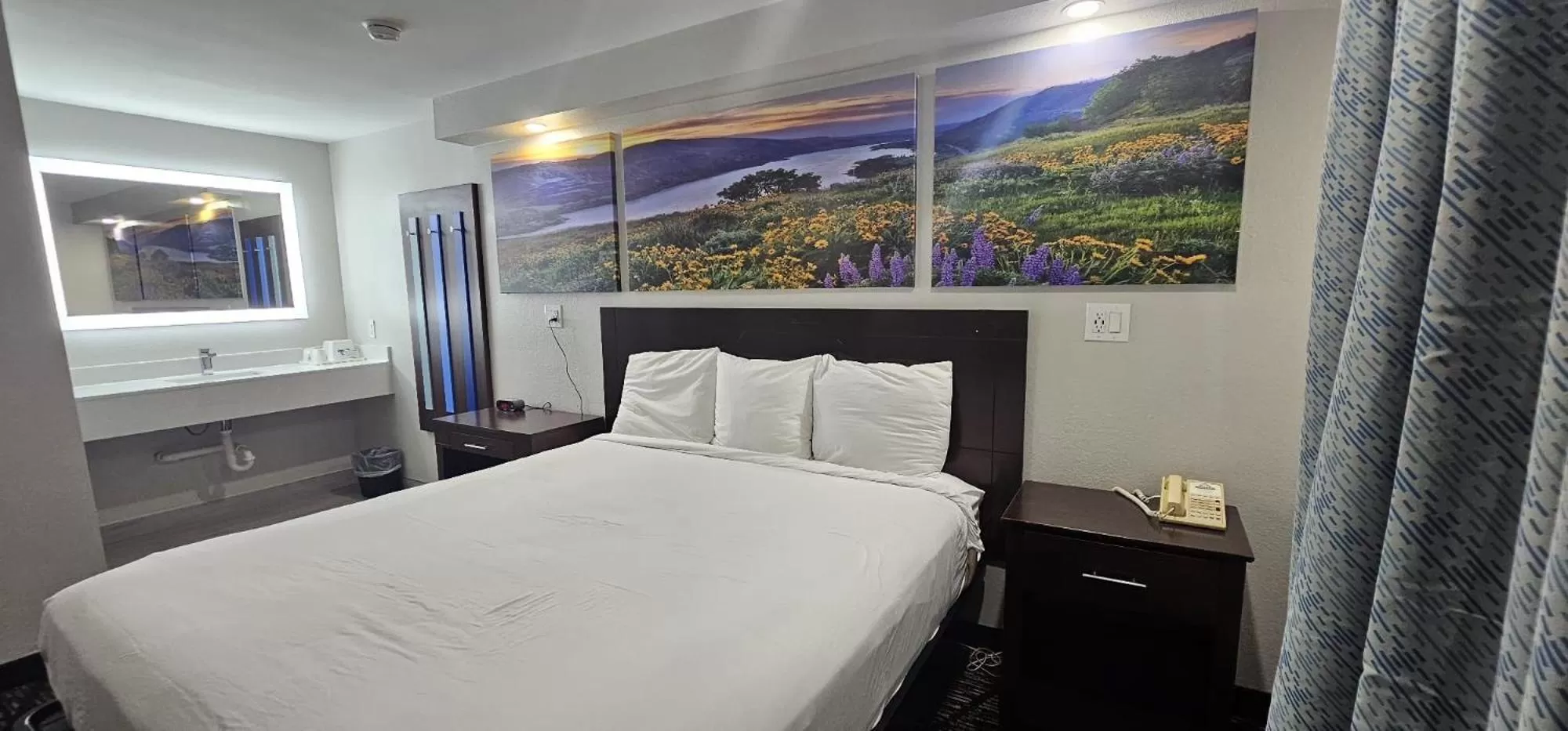 Photo of the whole room, Bed in Days Inn by Wyndham Indianapolis East Post Road