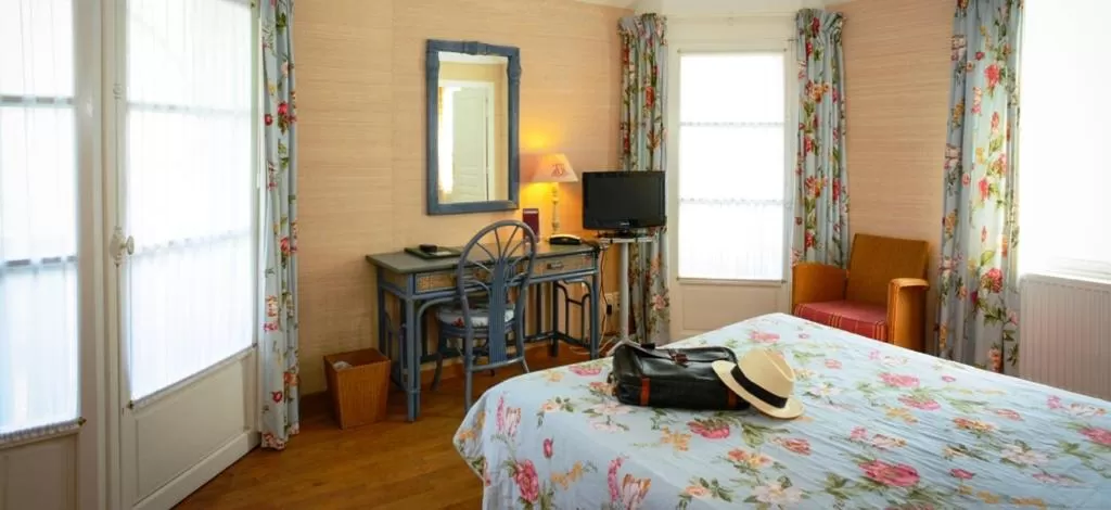 Photo of the whole room, TV/Entertainment Center in Hotel de France