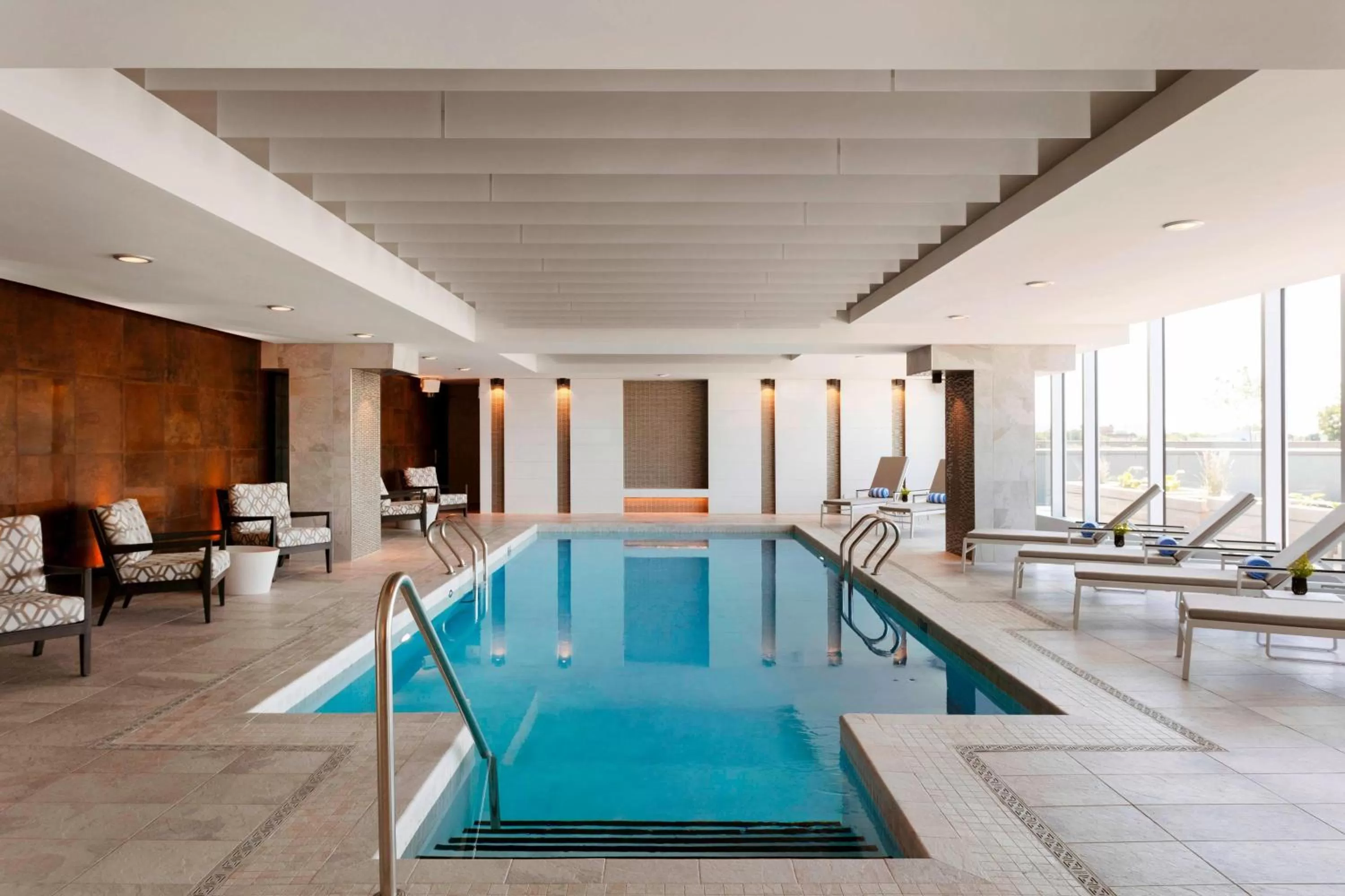 Swimming pool in Sheraton Saint-Hyacinthe Hotel