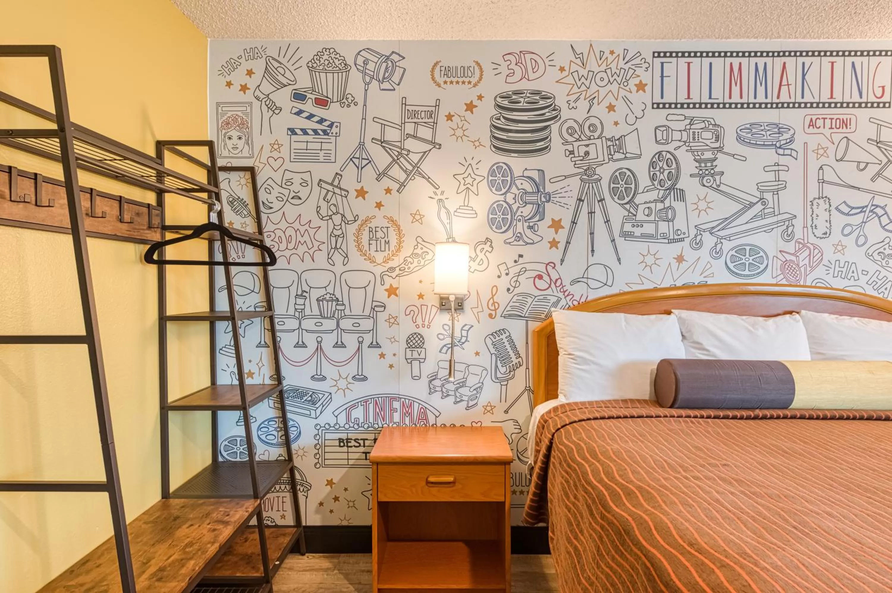 wardrobe, Bed in La Mirage Inn - Hollywood