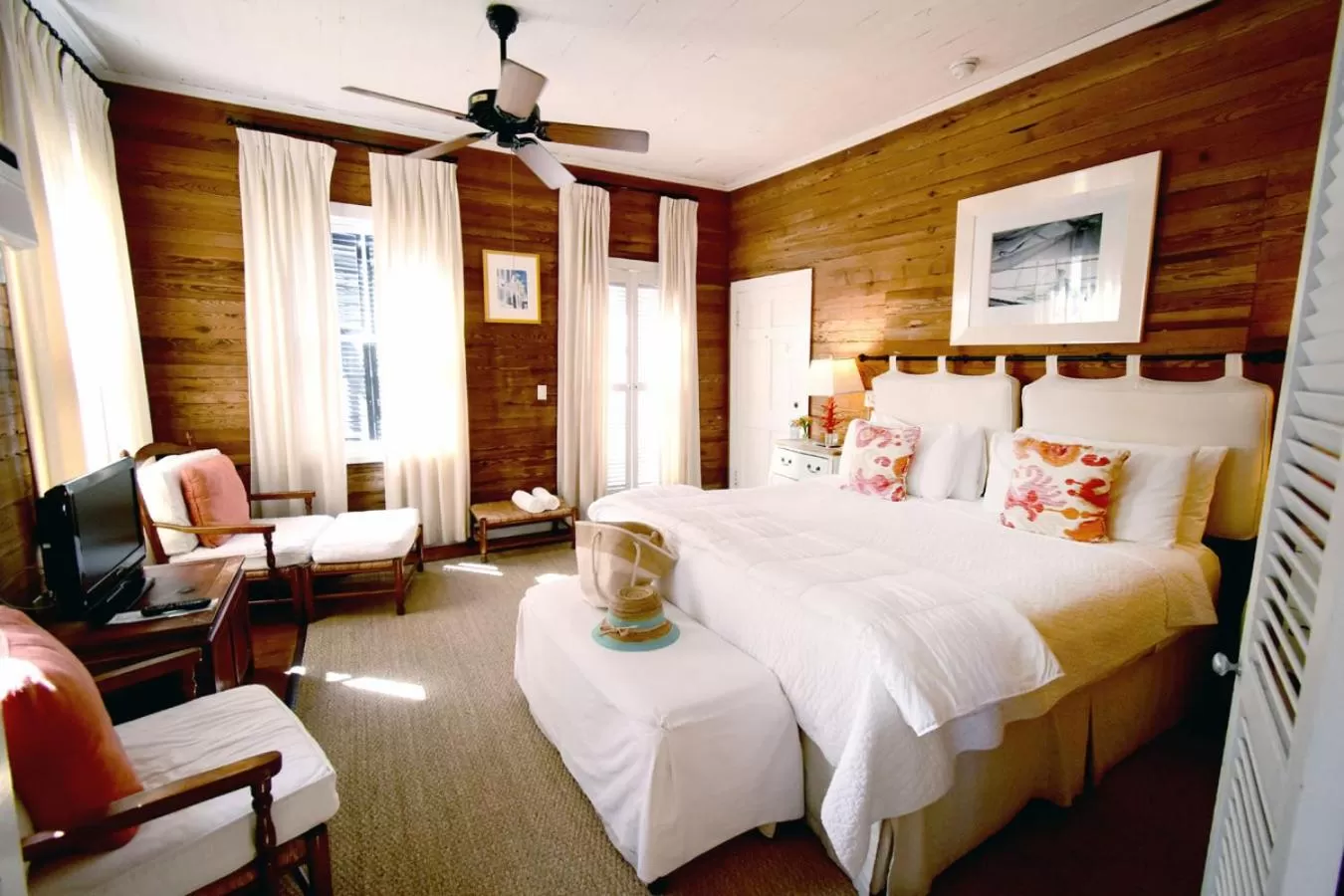 Bed in Simonton Court Historic Inn & Cottages