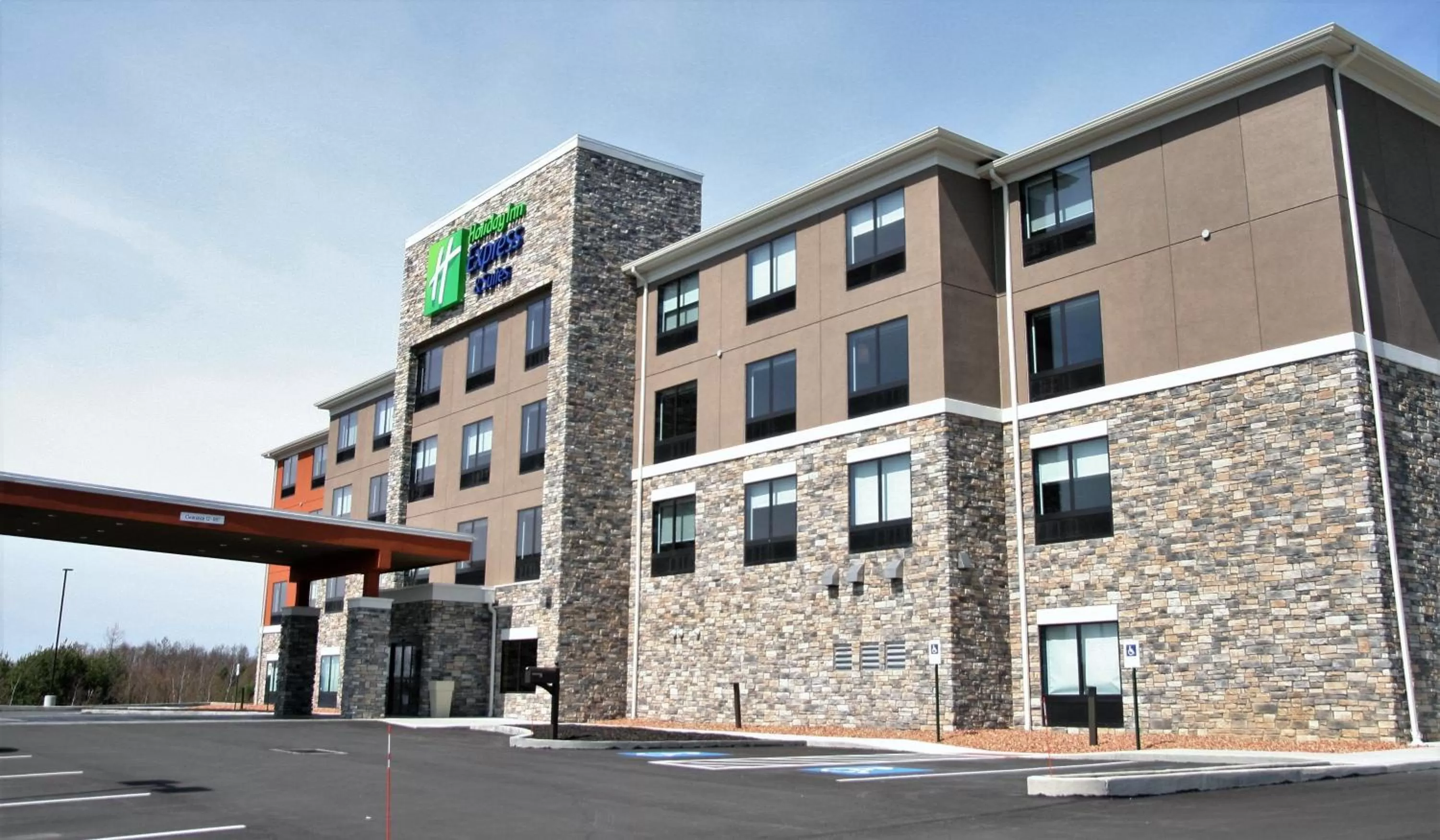Property building in Holiday Inn Express & Suites Clarion by IHG