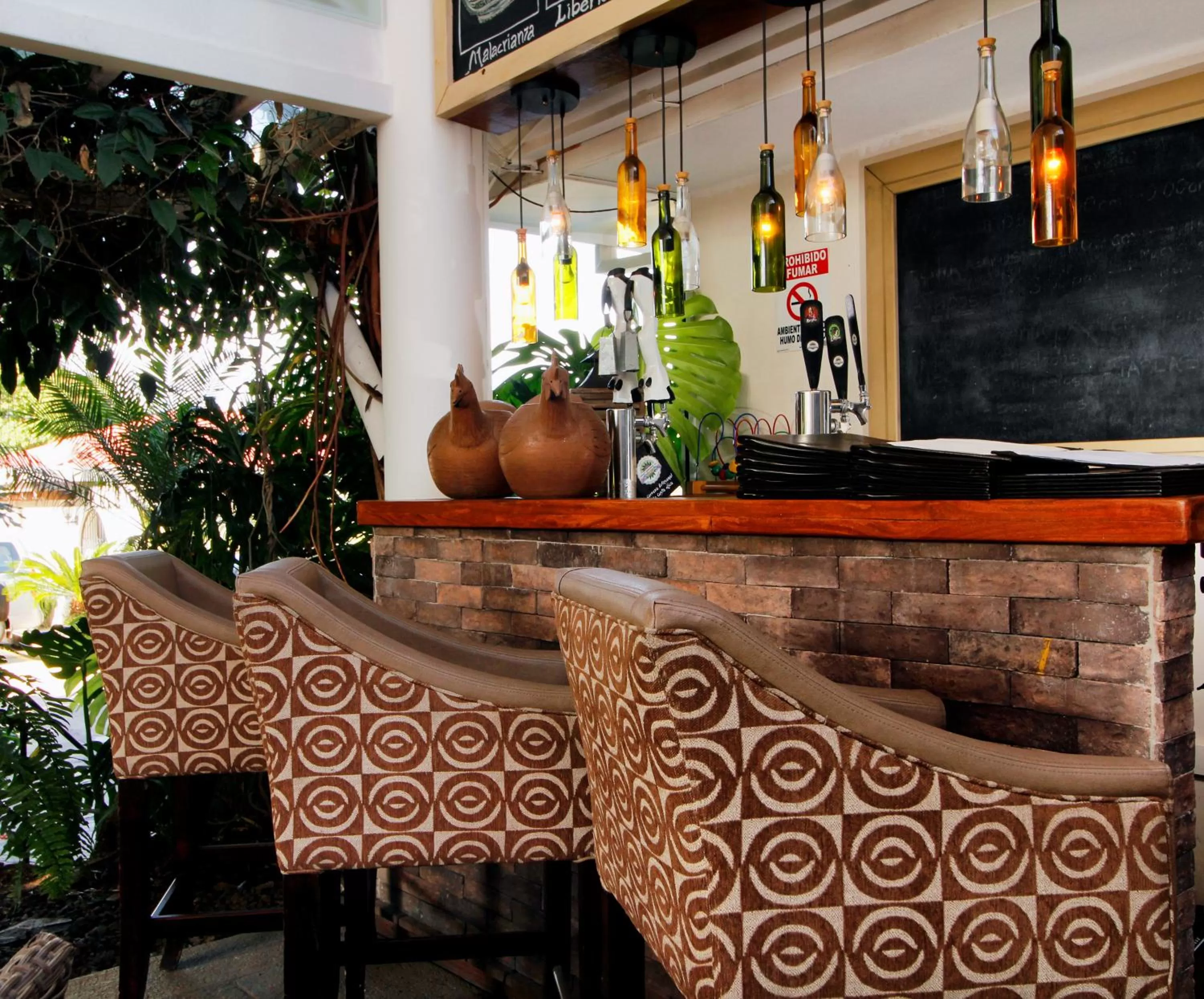 Lounge or bar in La Riviera Hotel