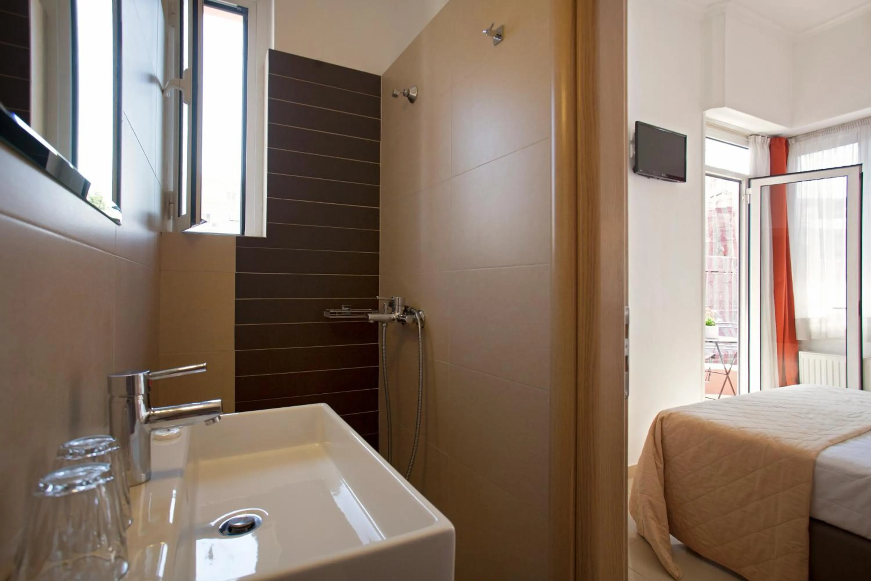 Bed in Metropolis Hotel