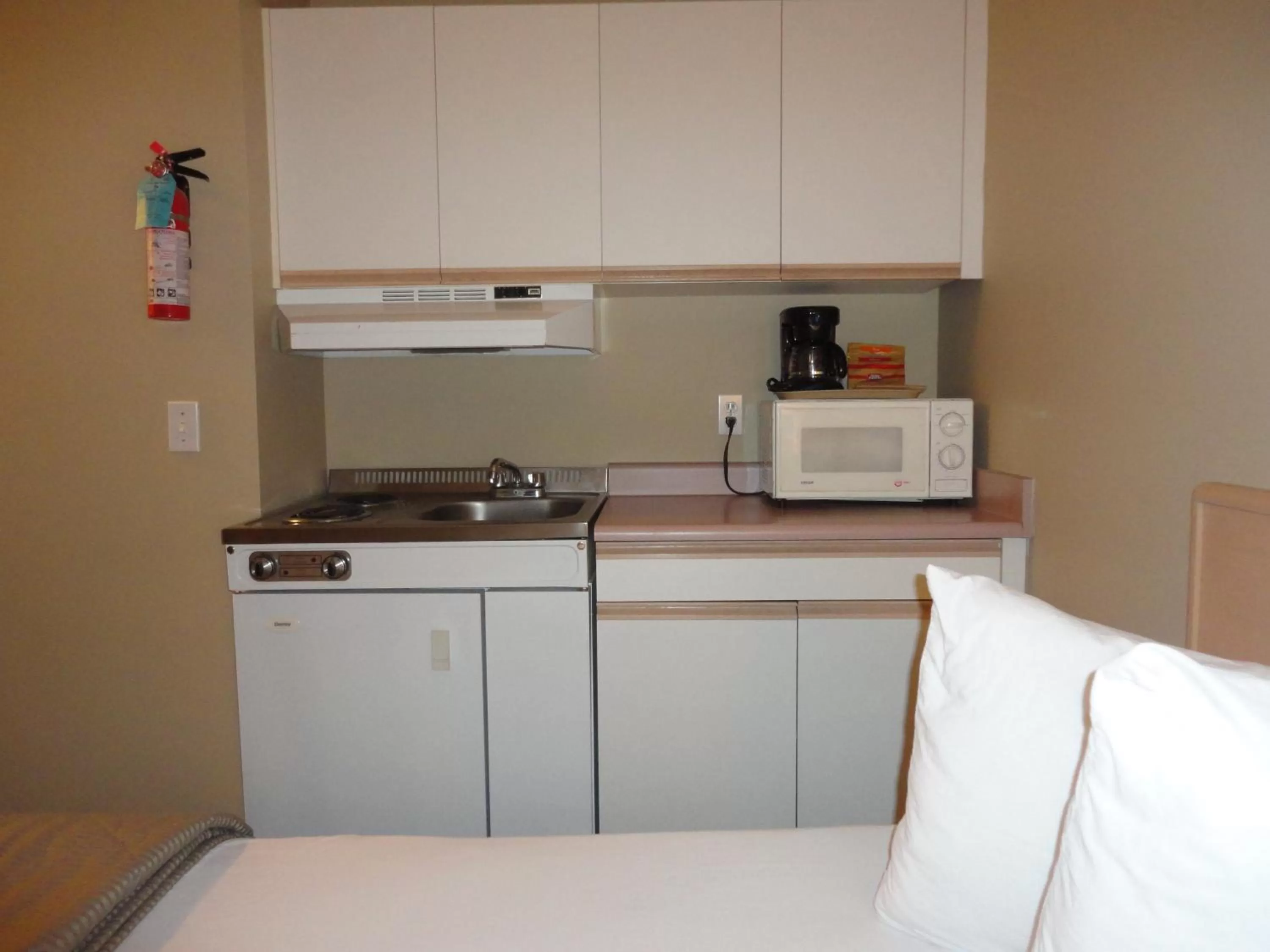 Kitchen or kitchenette in Super 8 by Wyndham West Kelowna BC