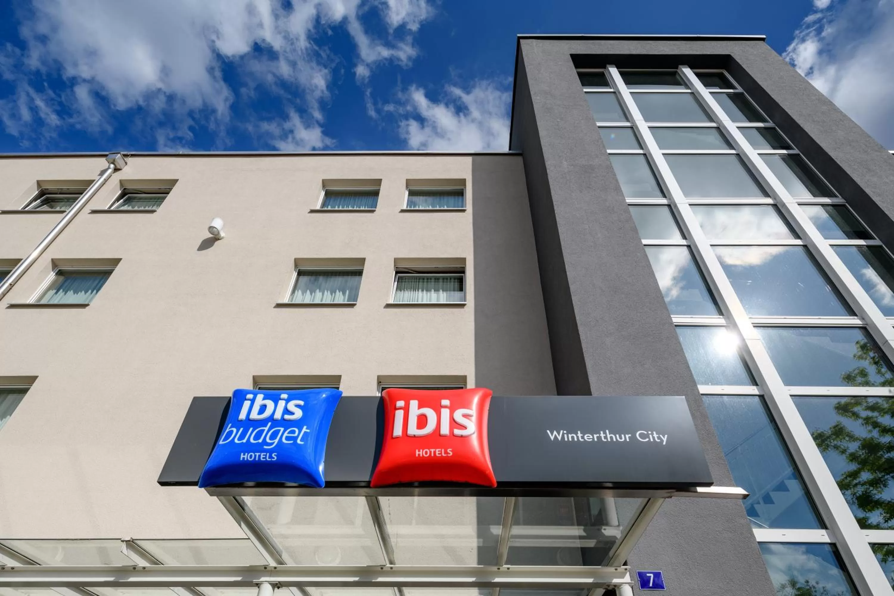 Facade/entrance in ibis Winterthur City