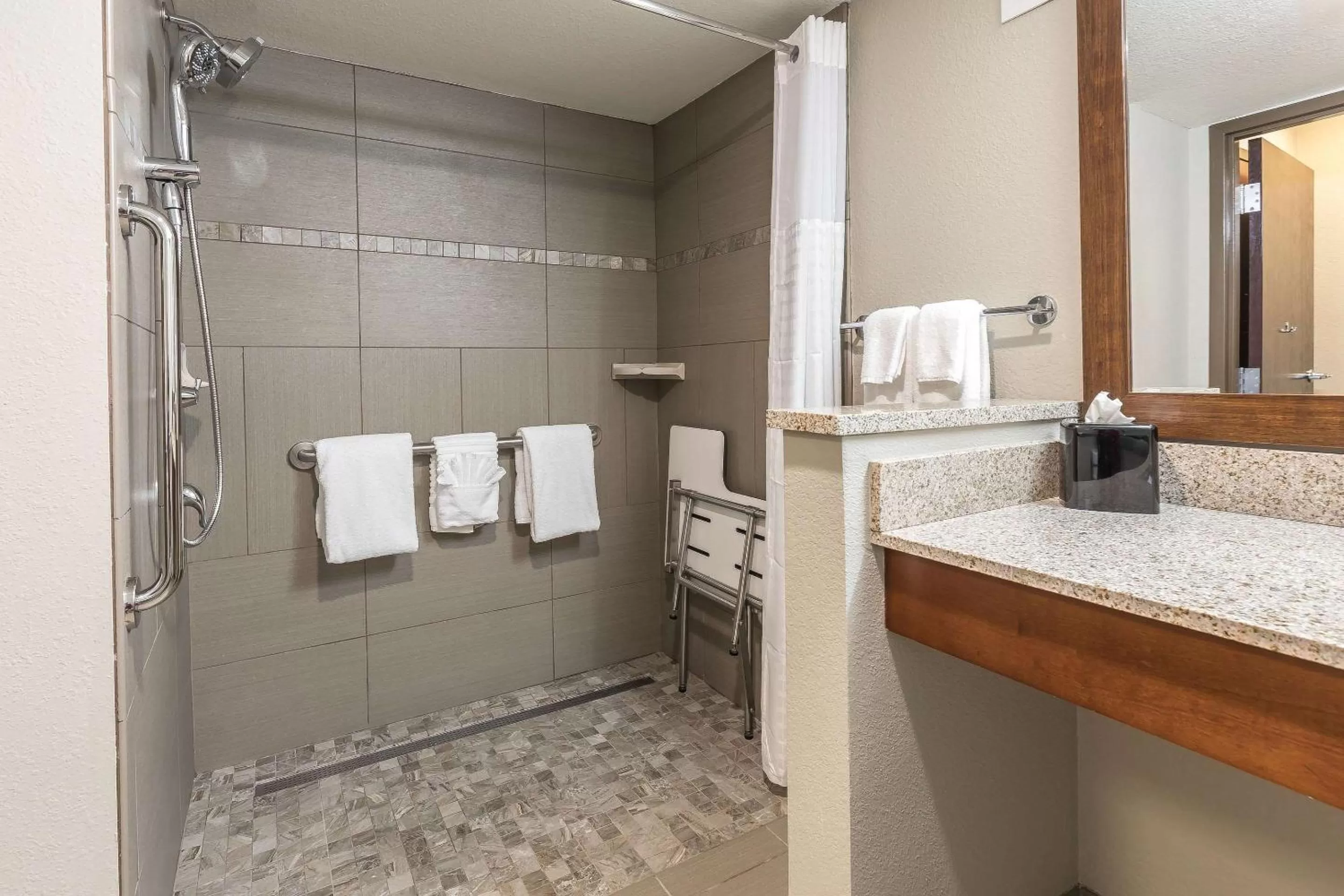 Bathroom in Comfort Inn Bay City - Riverfront