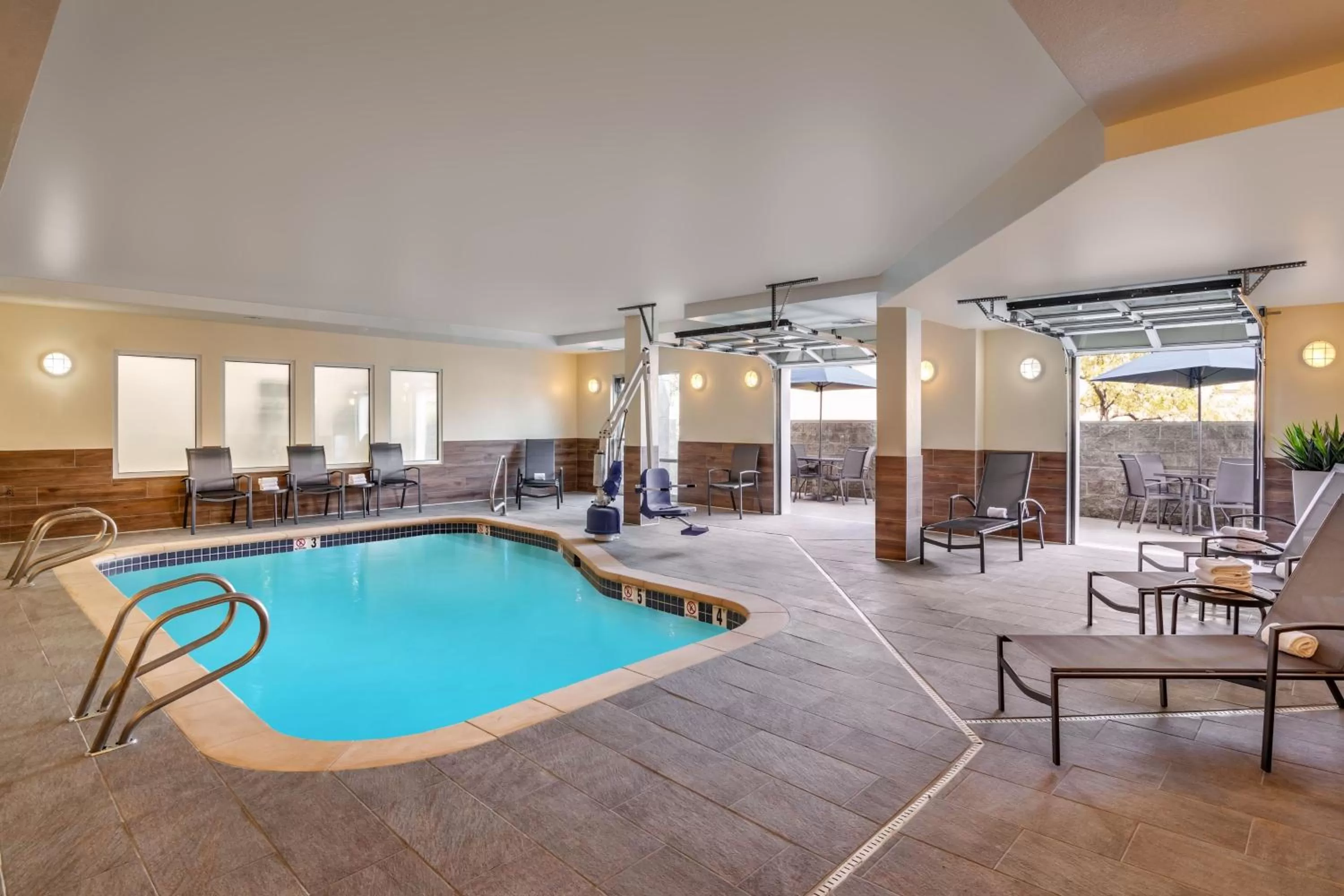 Swimming pool in Fairfield Inn & Suites by Marriott Yakima