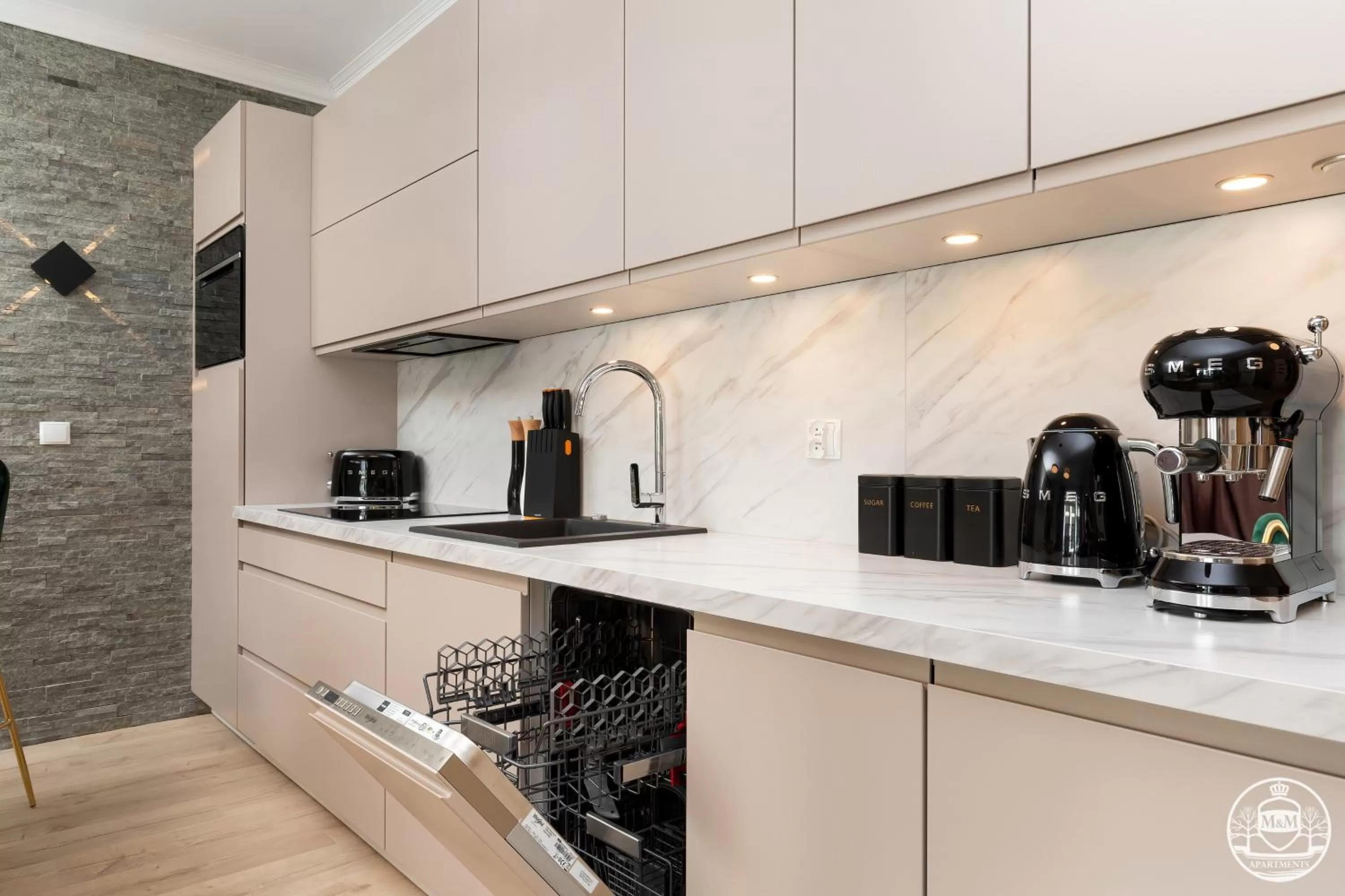 Coffee/tea facilities, Kitchen/Kitchenette in Nadmorskie Tarasy - Apartments M&M