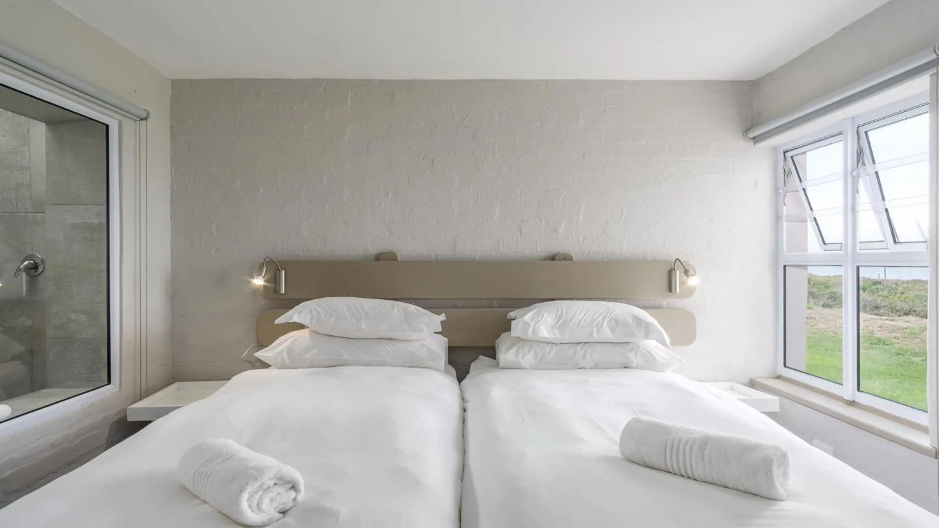 Bedroom, Bed in Blue Bay Lodge