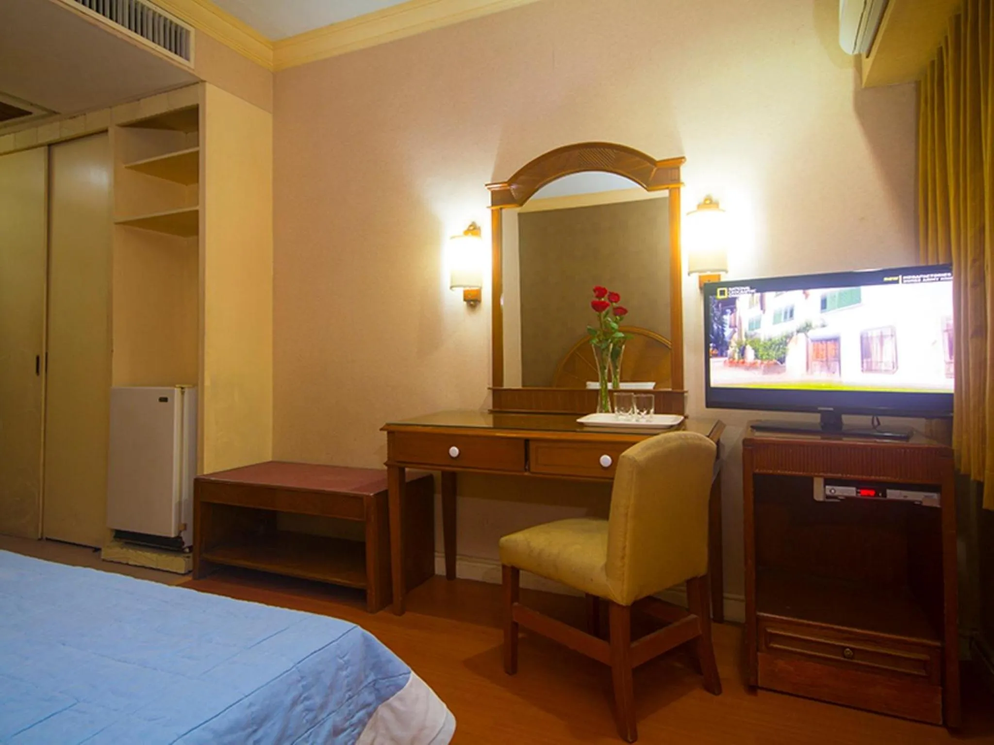 TV and multimedia, Bed in Grand City Hotel Inc.