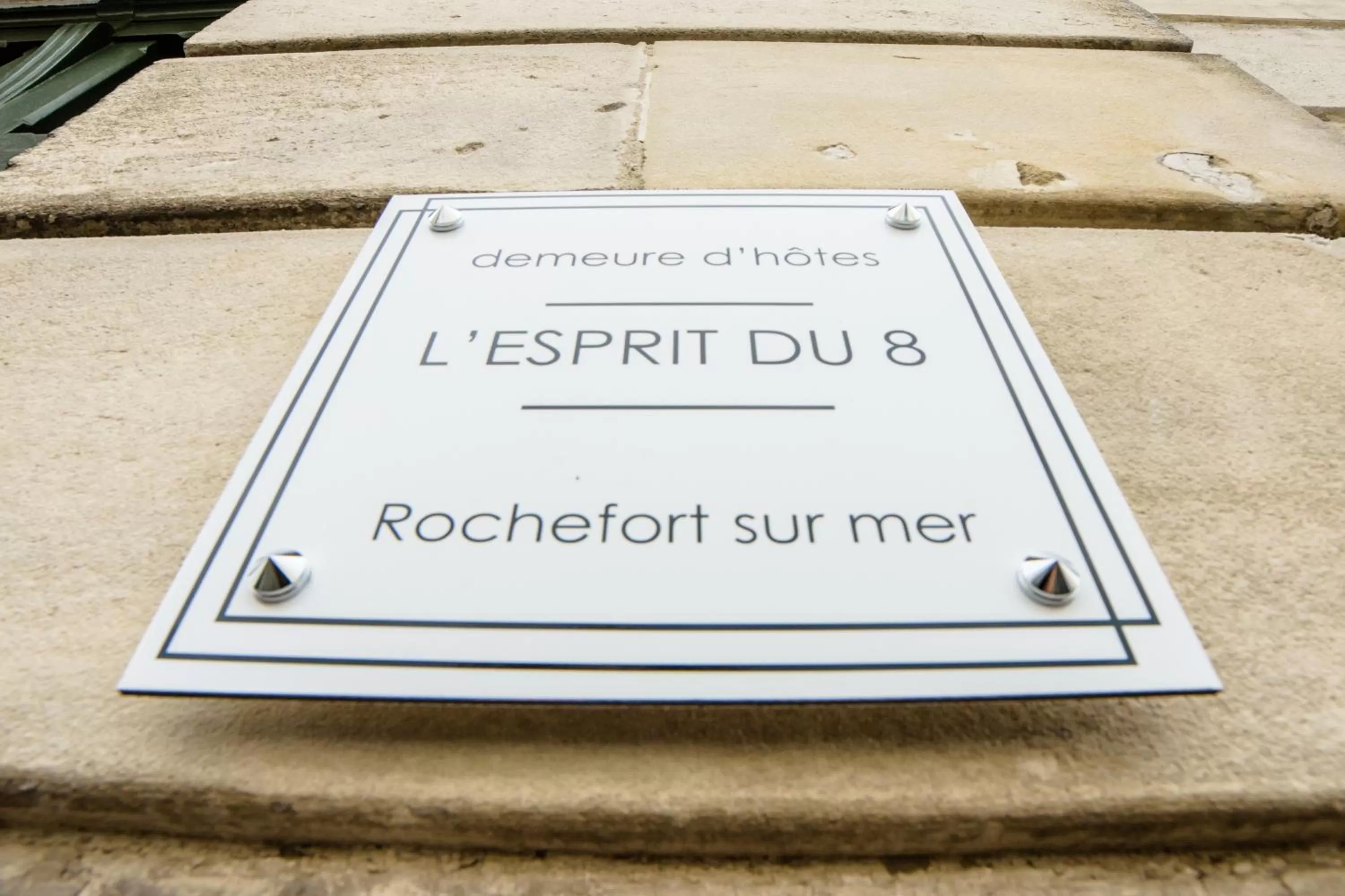 Property logo or sign in L'esprit du 8