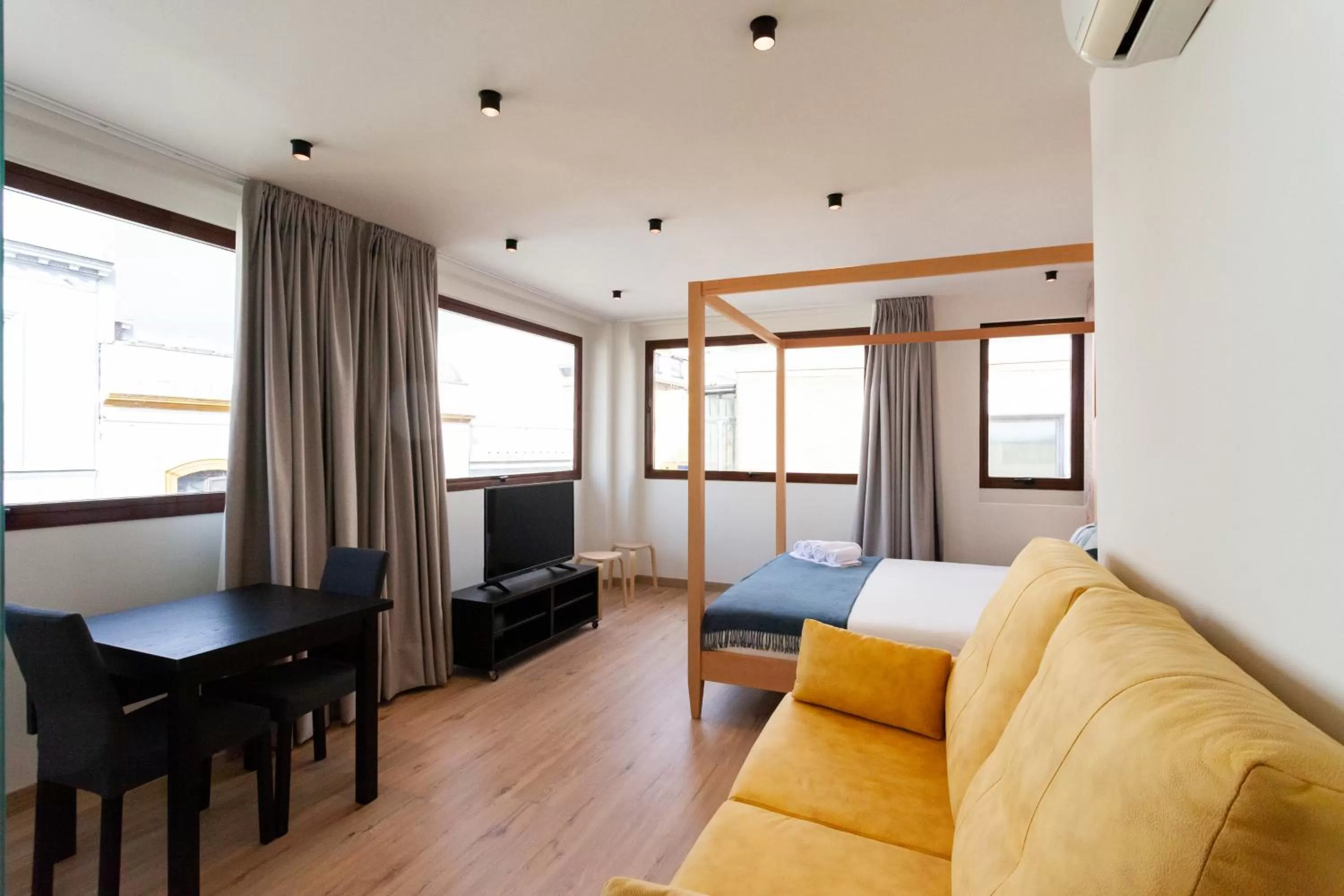 Photo of the whole room in Welldone Sierpes Boutique