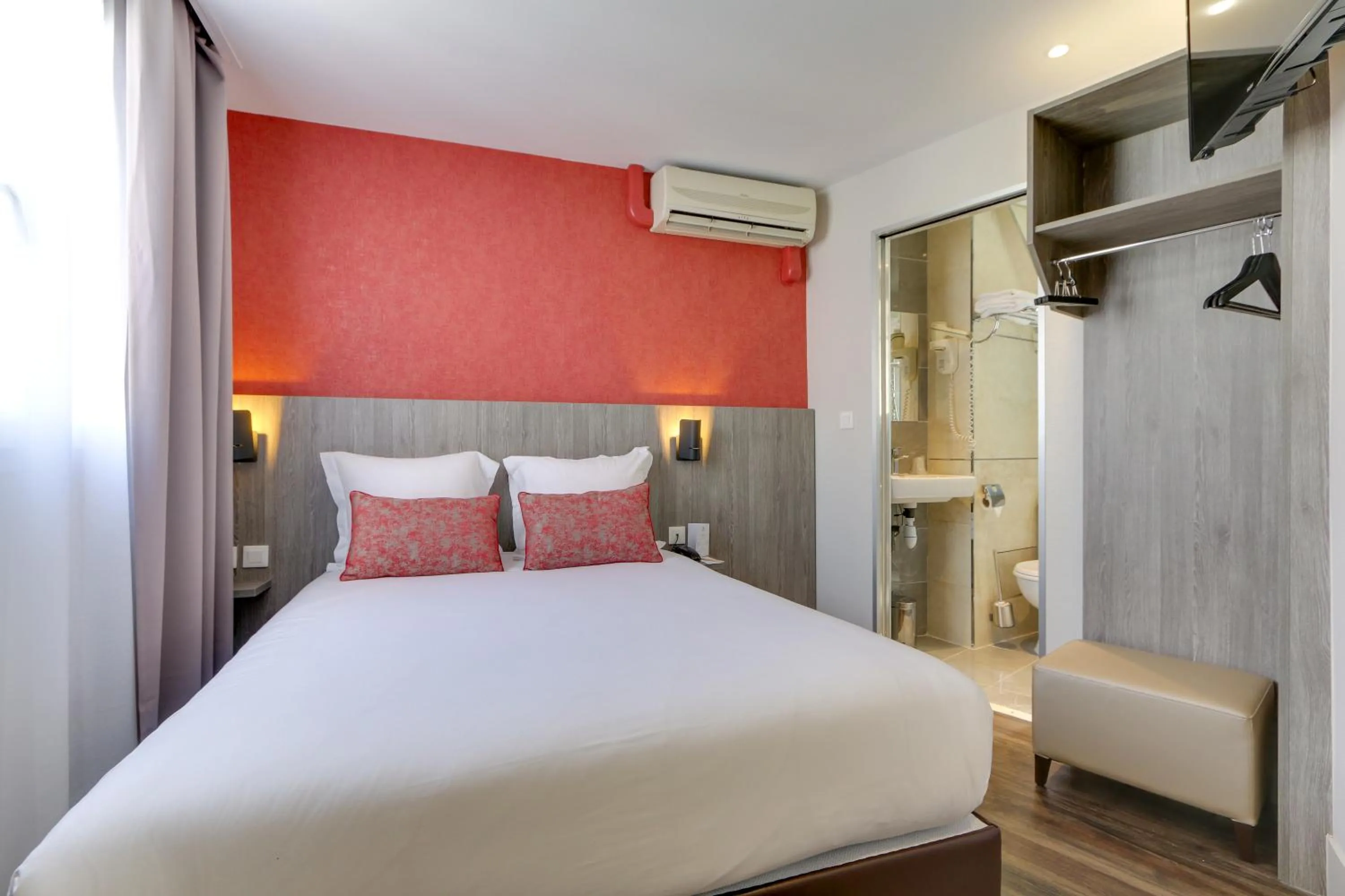 Bed in Sure Hotel by Best Western Paris Gare du Nord