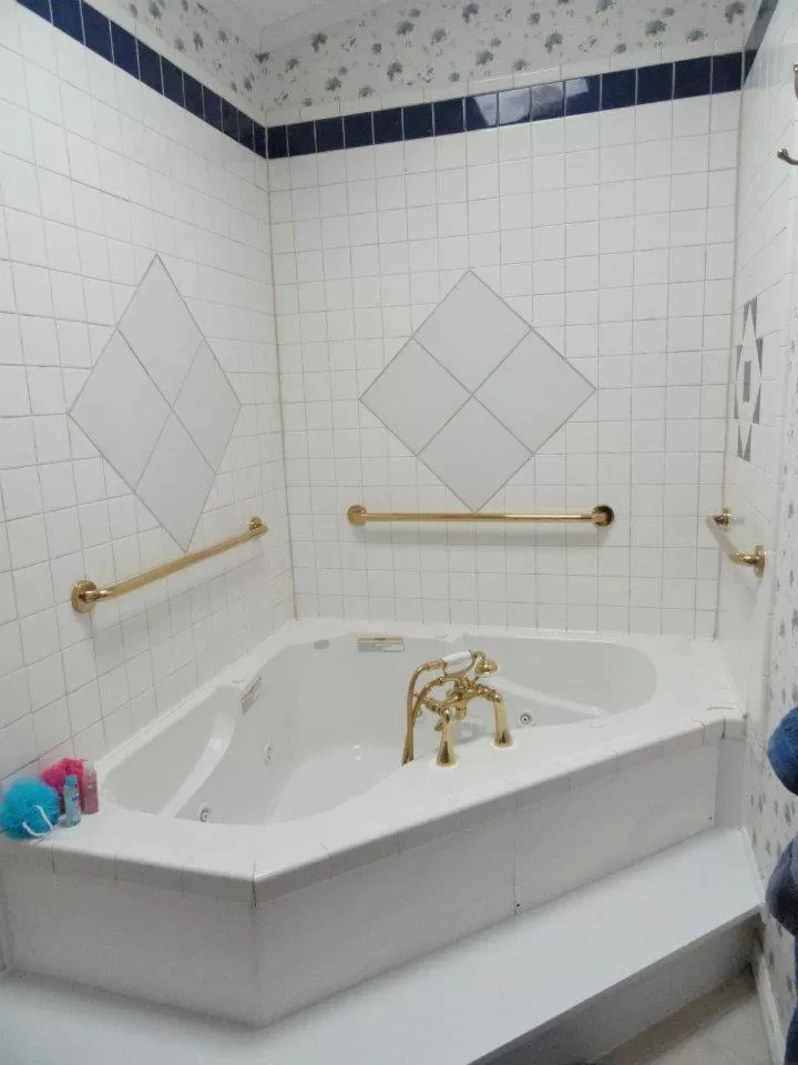 Bathroom in Book Nook Inn