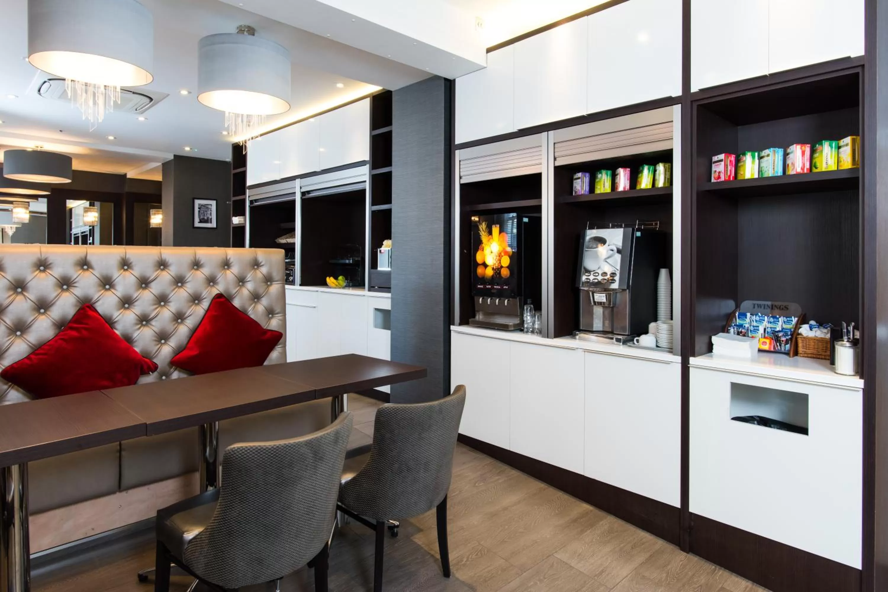 Communal lounge/ TV room in Best Western Buckingham Palace Rd