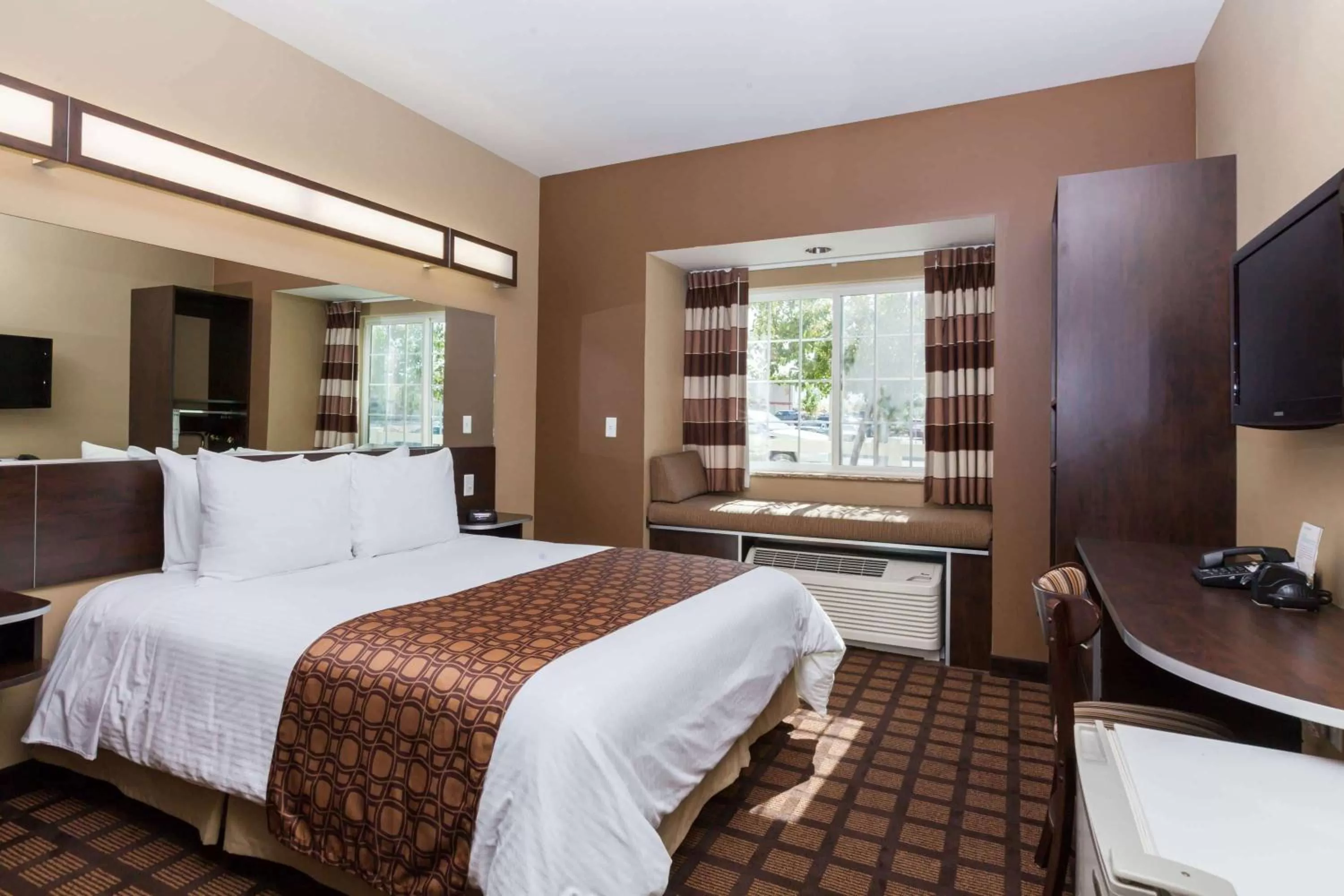 Photo of the whole room, Bed in Microtel Inn & Suites by Wyndham Wheeler Ridge
