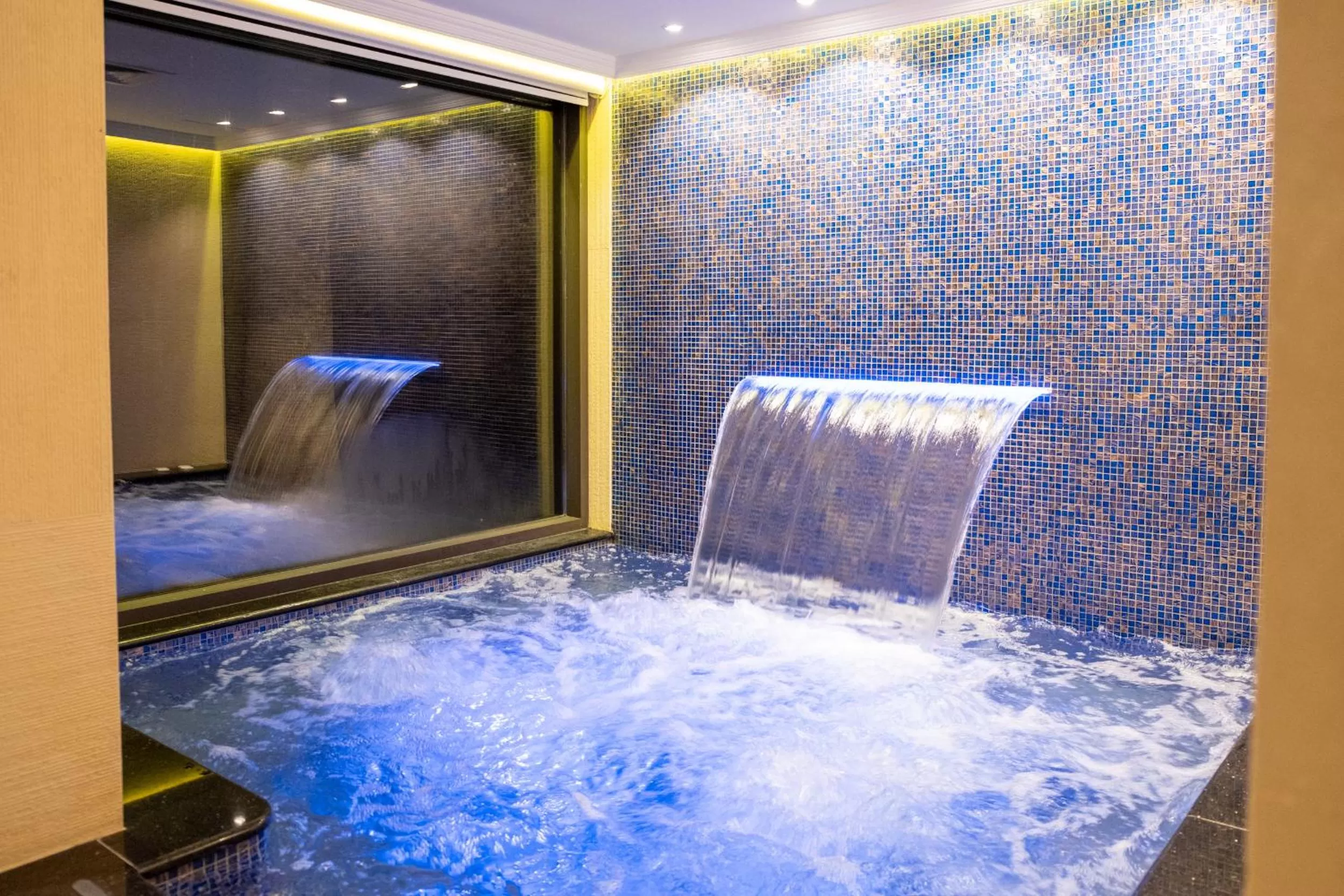 Swimming pool in Amman International Hotel