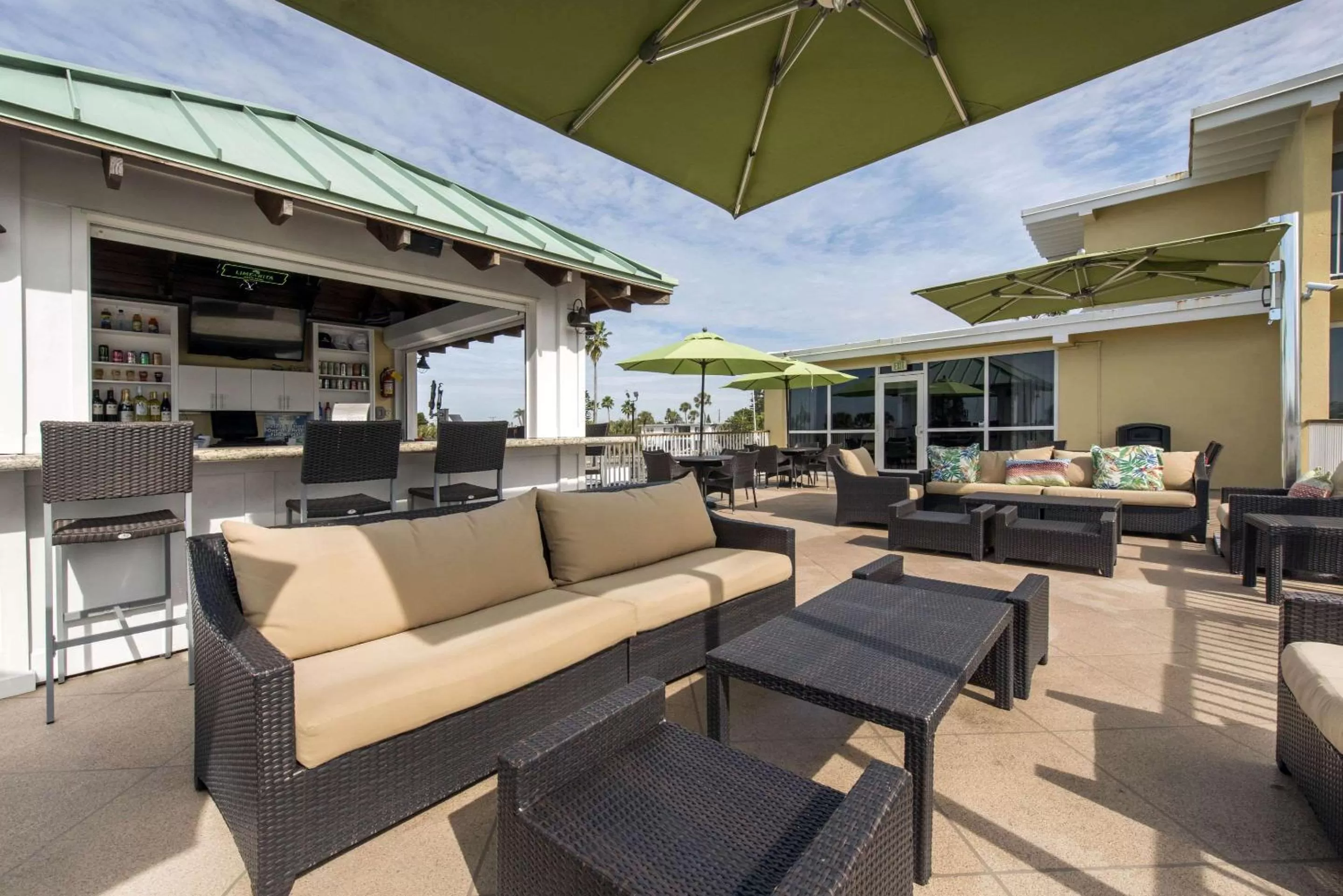 Lounge or bar in Treasure Island Hotel and Marina