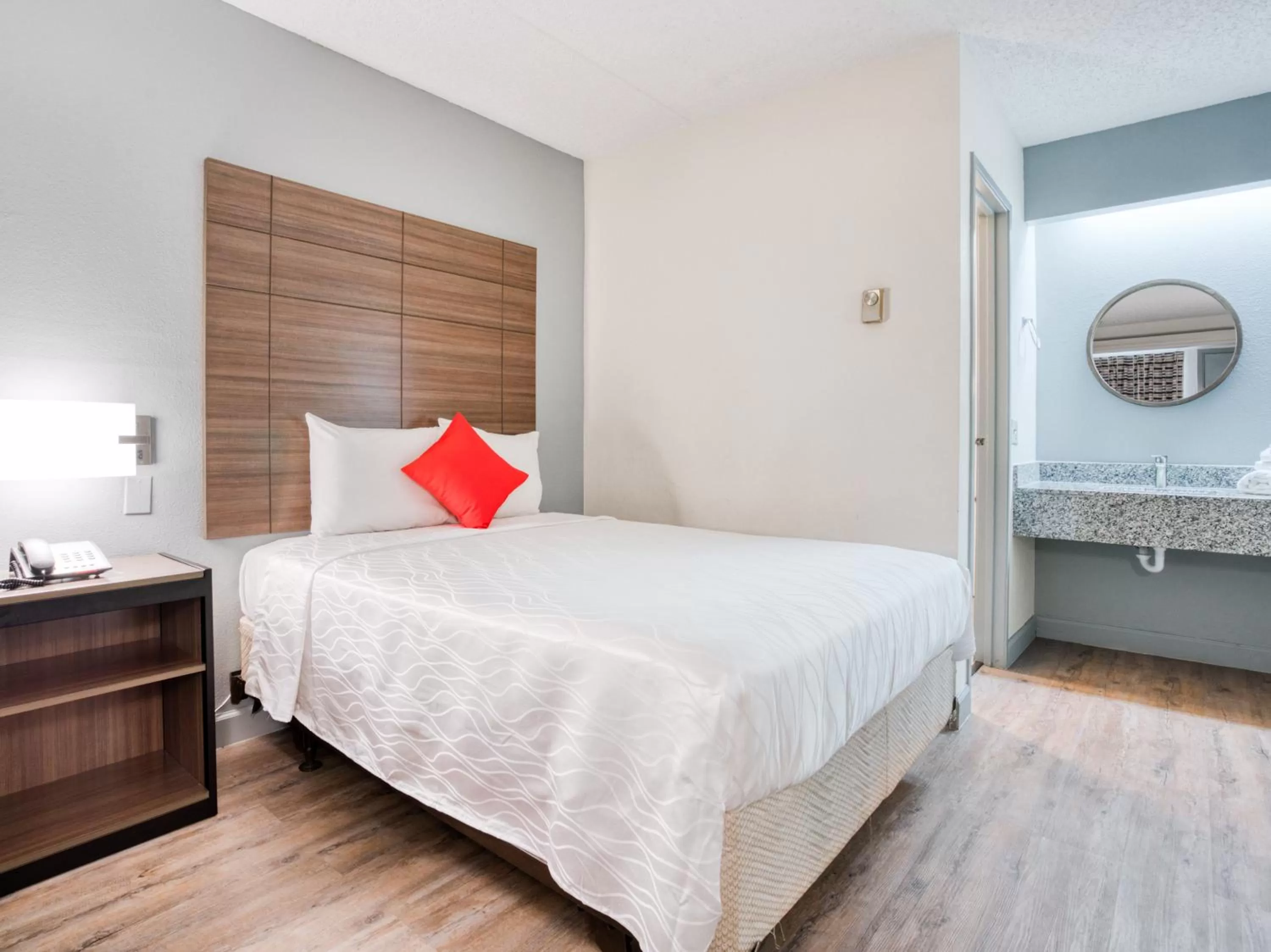 Bedroom, Bed in Dallas Love Field Inn