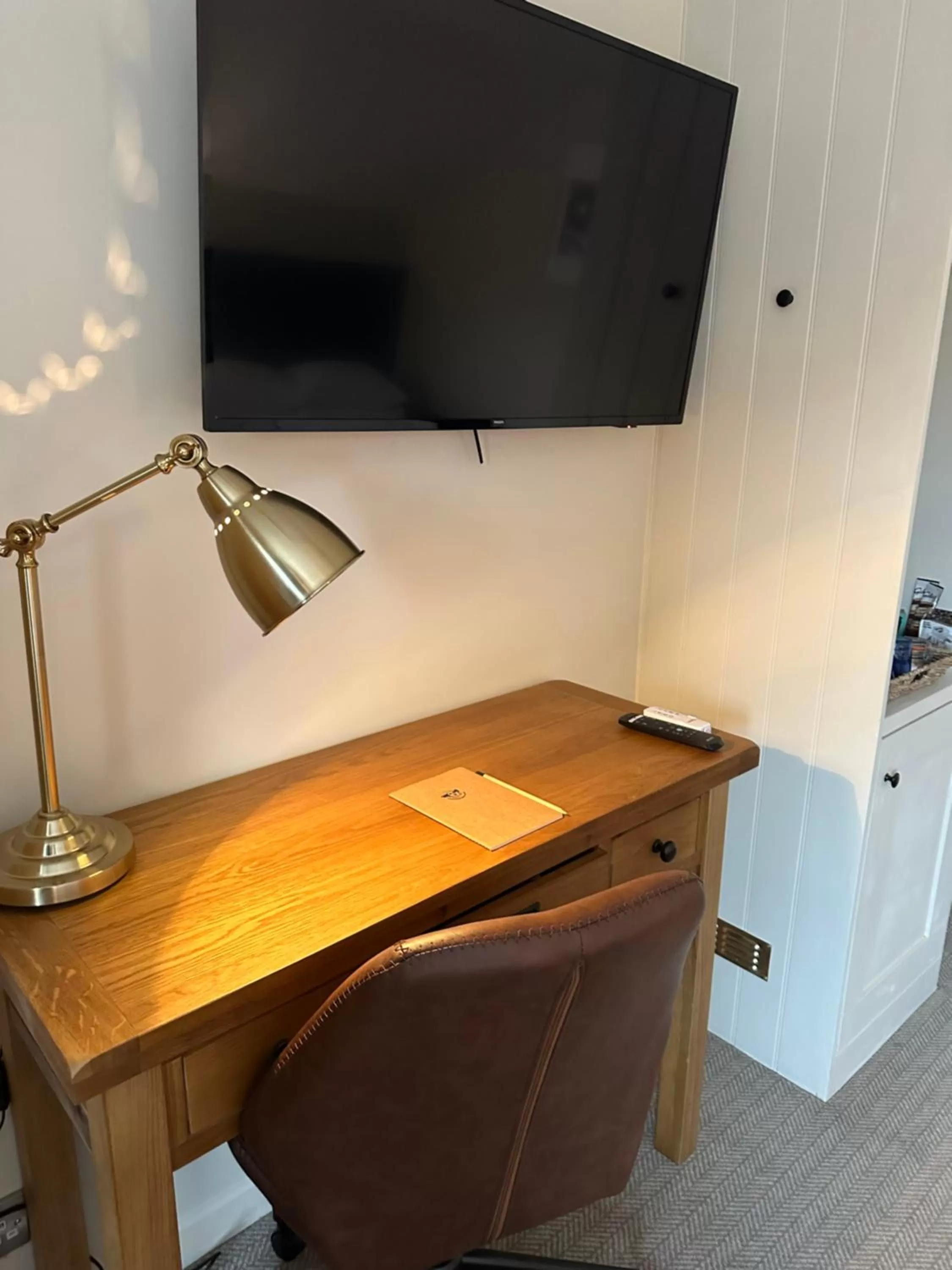 TV and multimedia, TV/Entertainment Center in Full Moon Inn Rudge