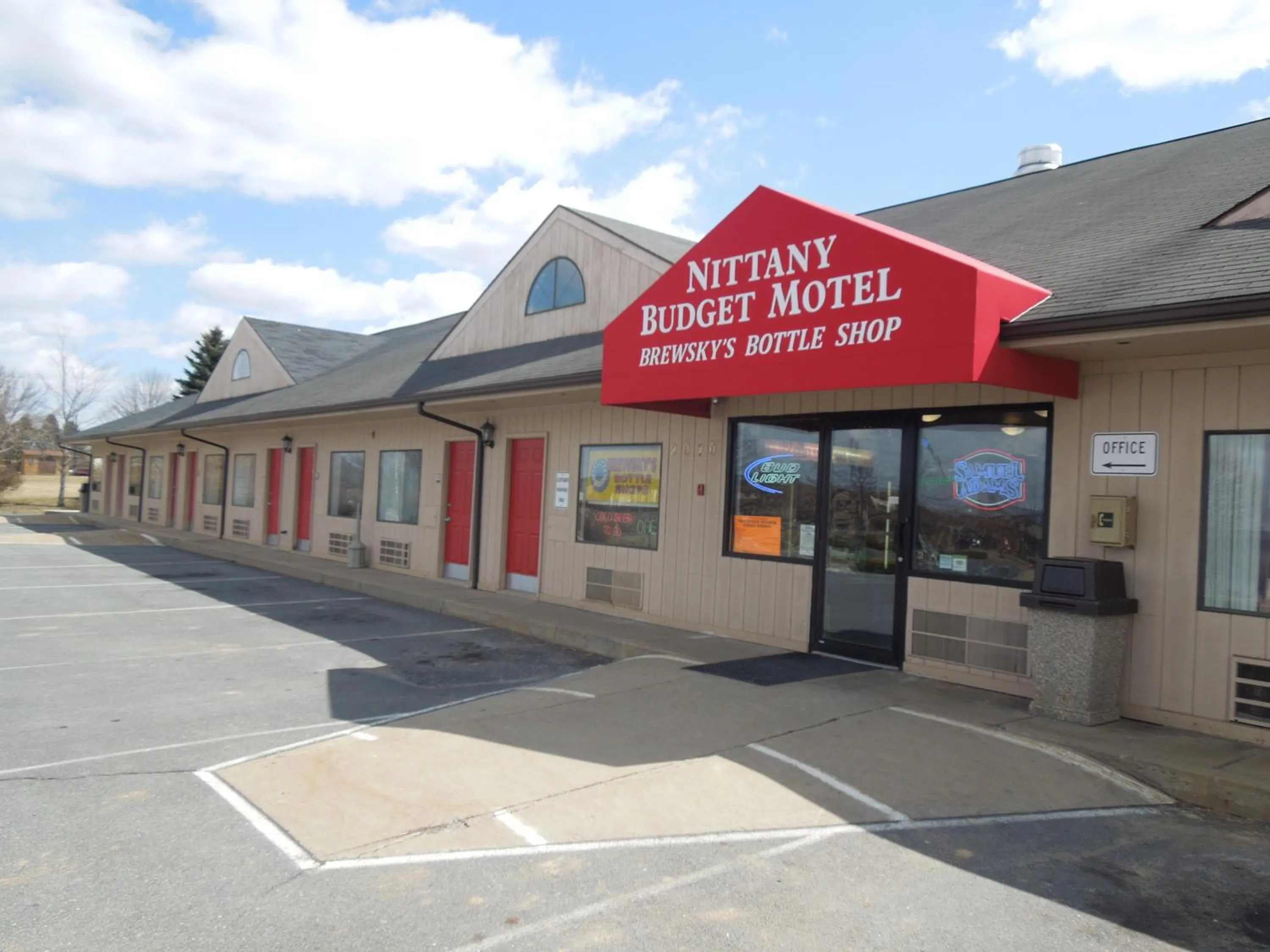 Facade/entrance in Nittany Budget Motel