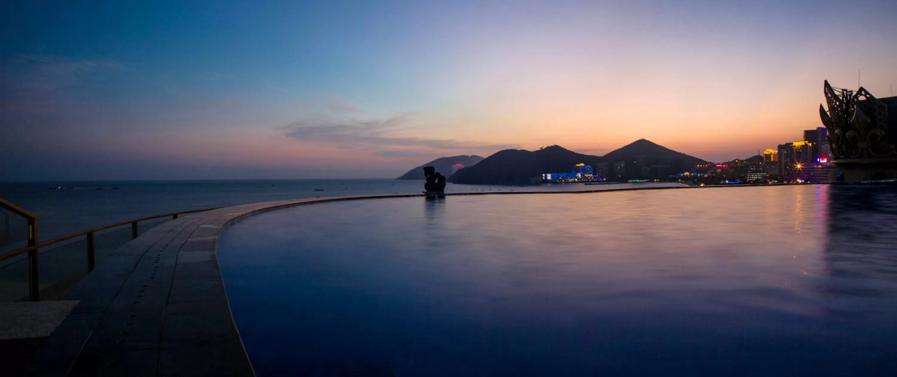 Swimming pool in Harman Resort Hotel Sanya