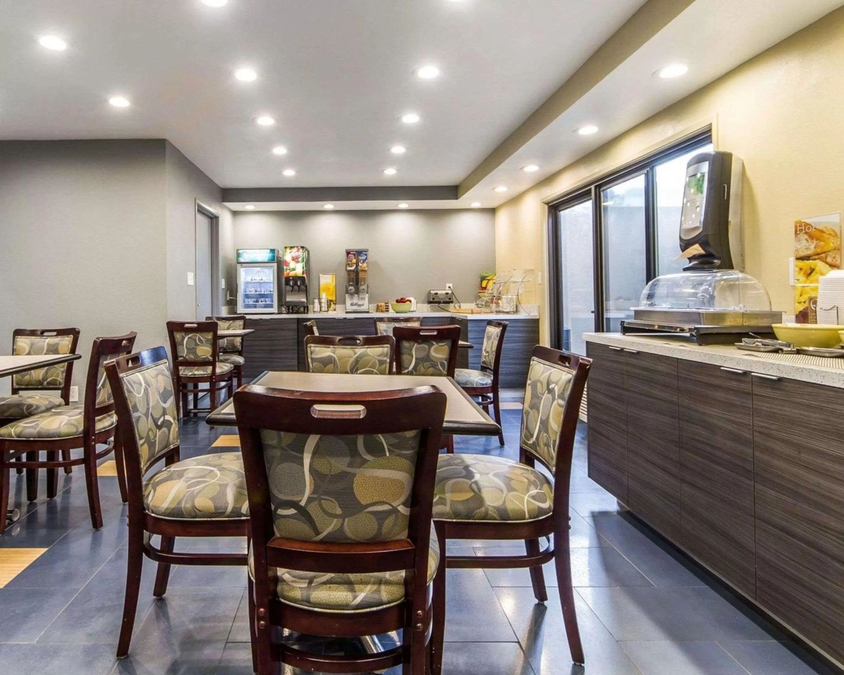 Restaurant/Places to Eat in Quality Inn Martinez