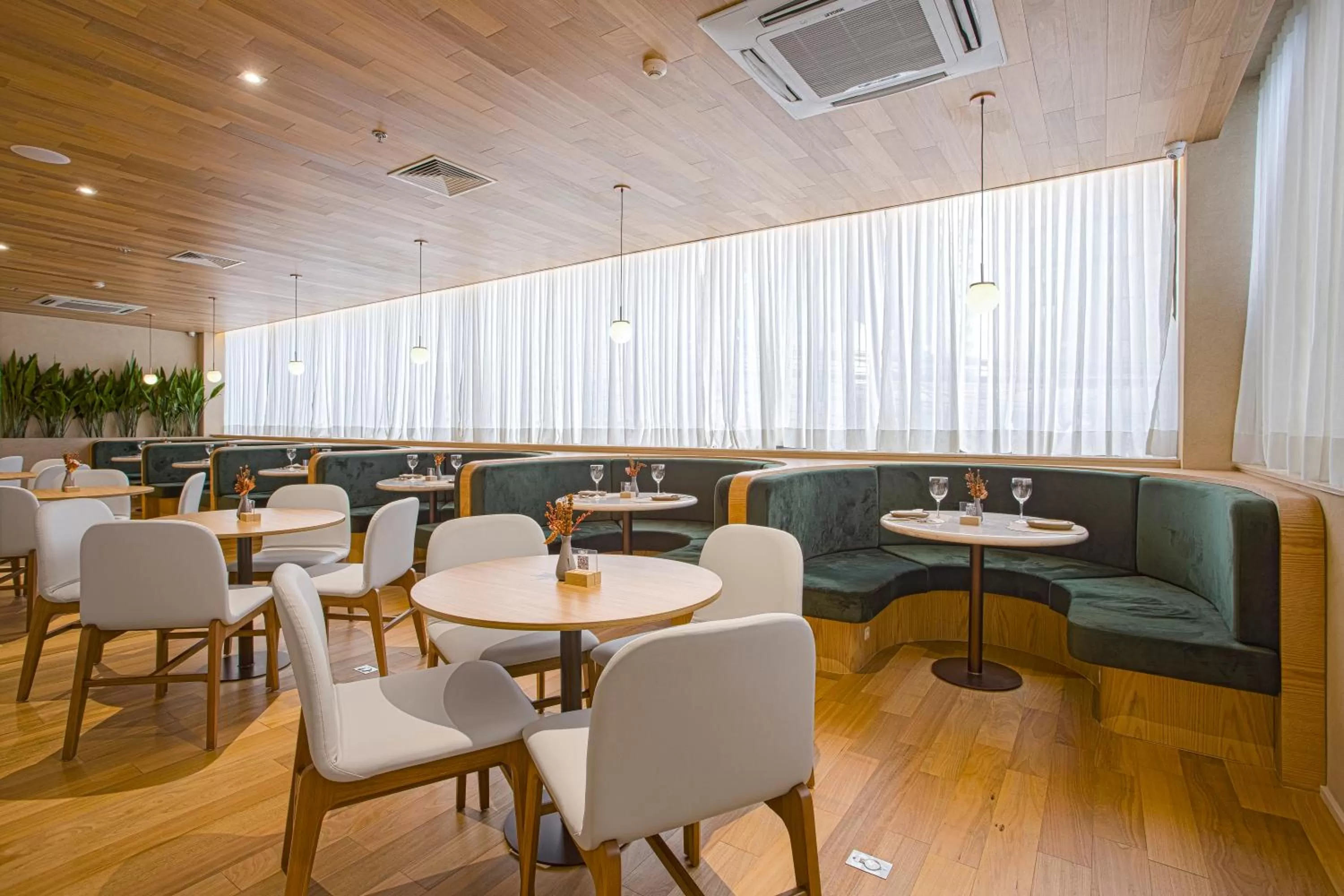 Restaurant/places to eat in QOYA Hotel Curitiba, Curio Collection by Hilton