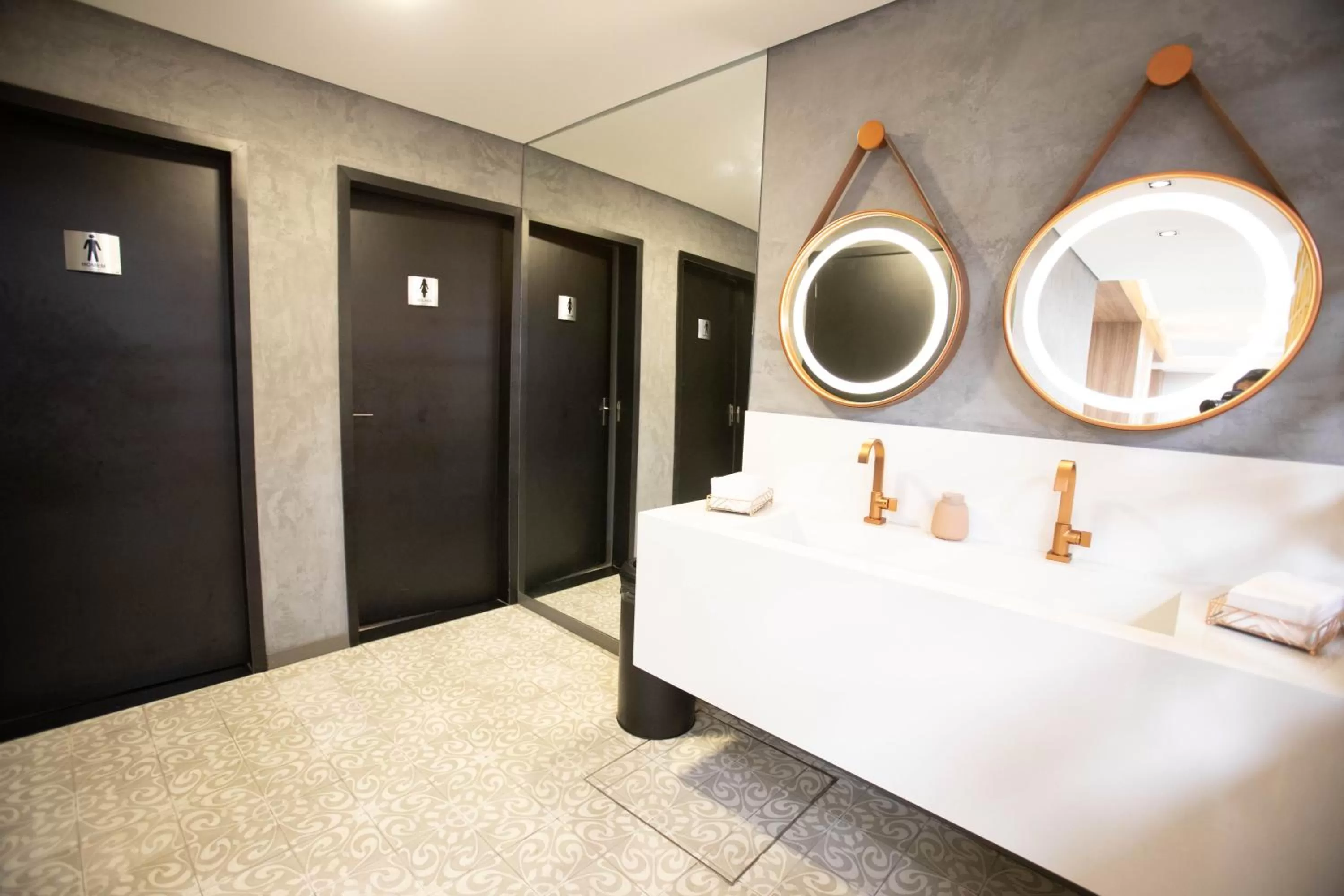 Restaurant/places to eat, Bed in Summit Hotel Monaco