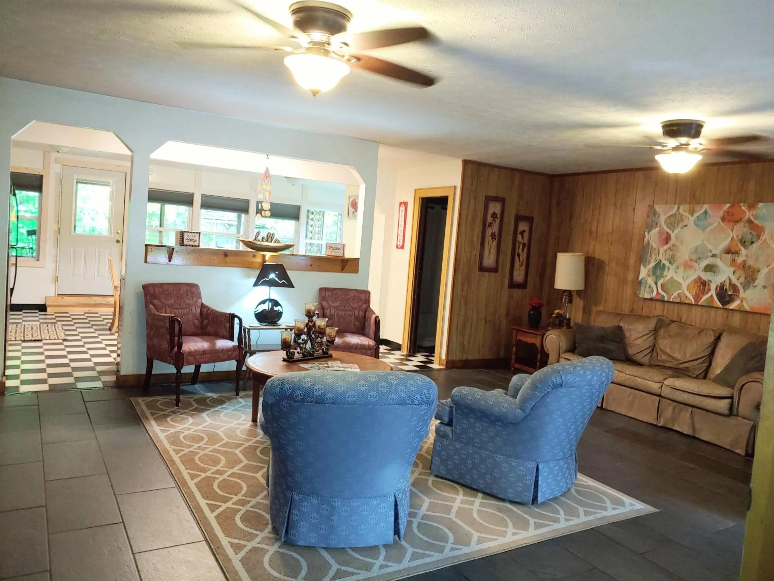 Communal lounge/ TV room in Stony Creek Motel