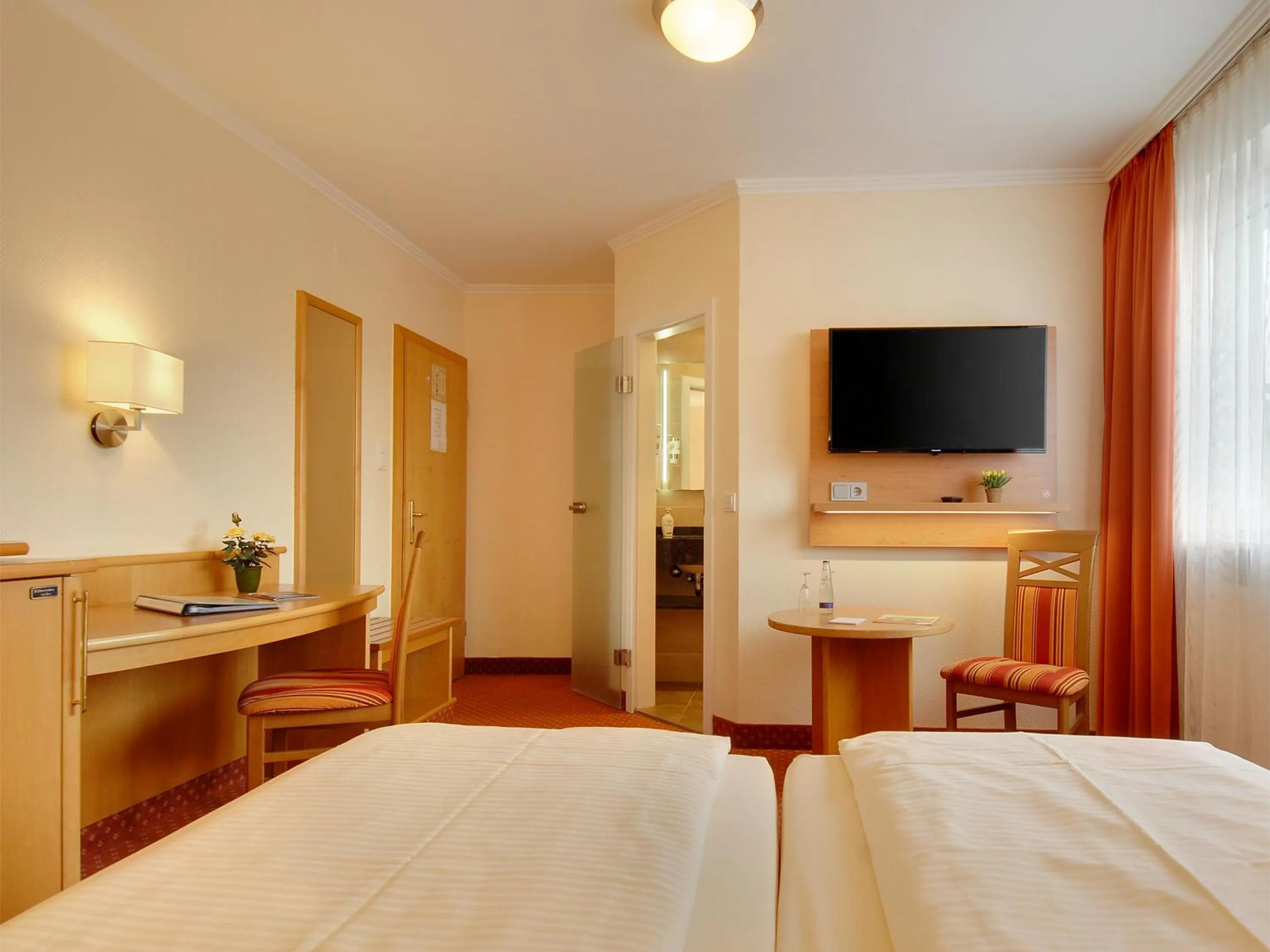 Photo of the whole room, Bed in Hotel Kriemhild am Hirschgarten