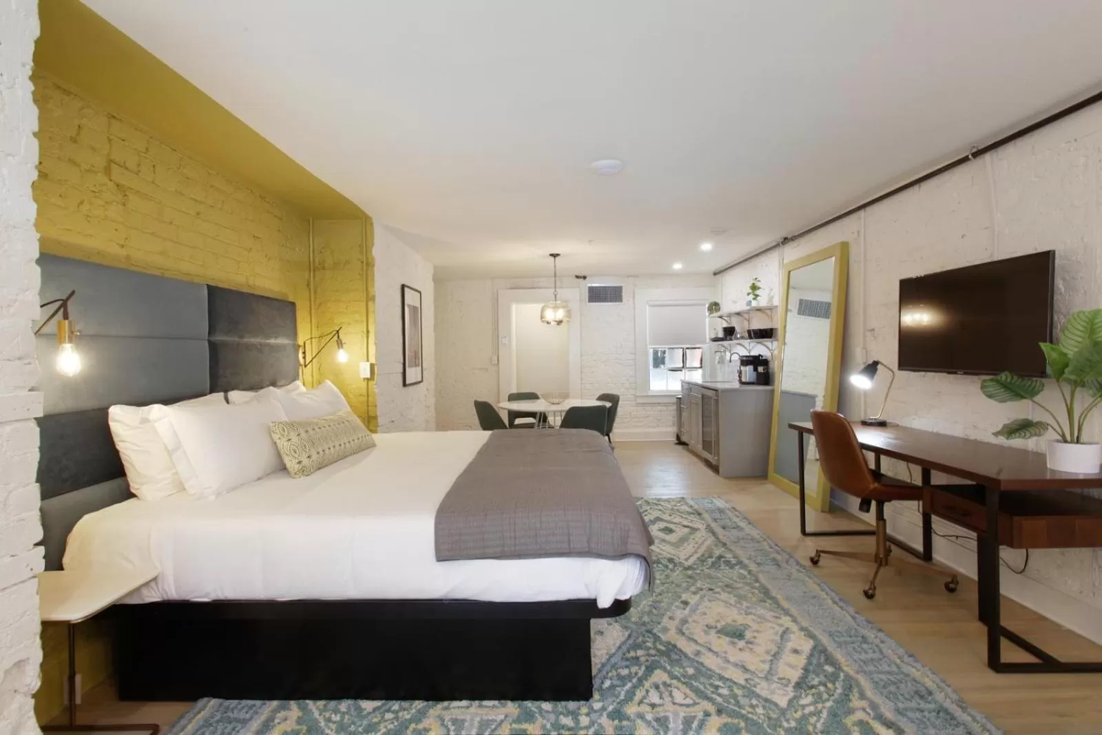 Bed in The Present Hotel