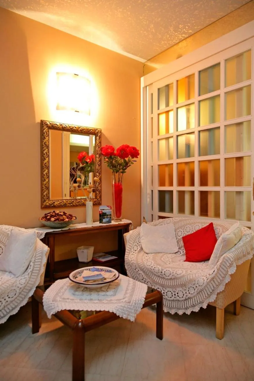 Seating area in Hotel Ristorante Miralago