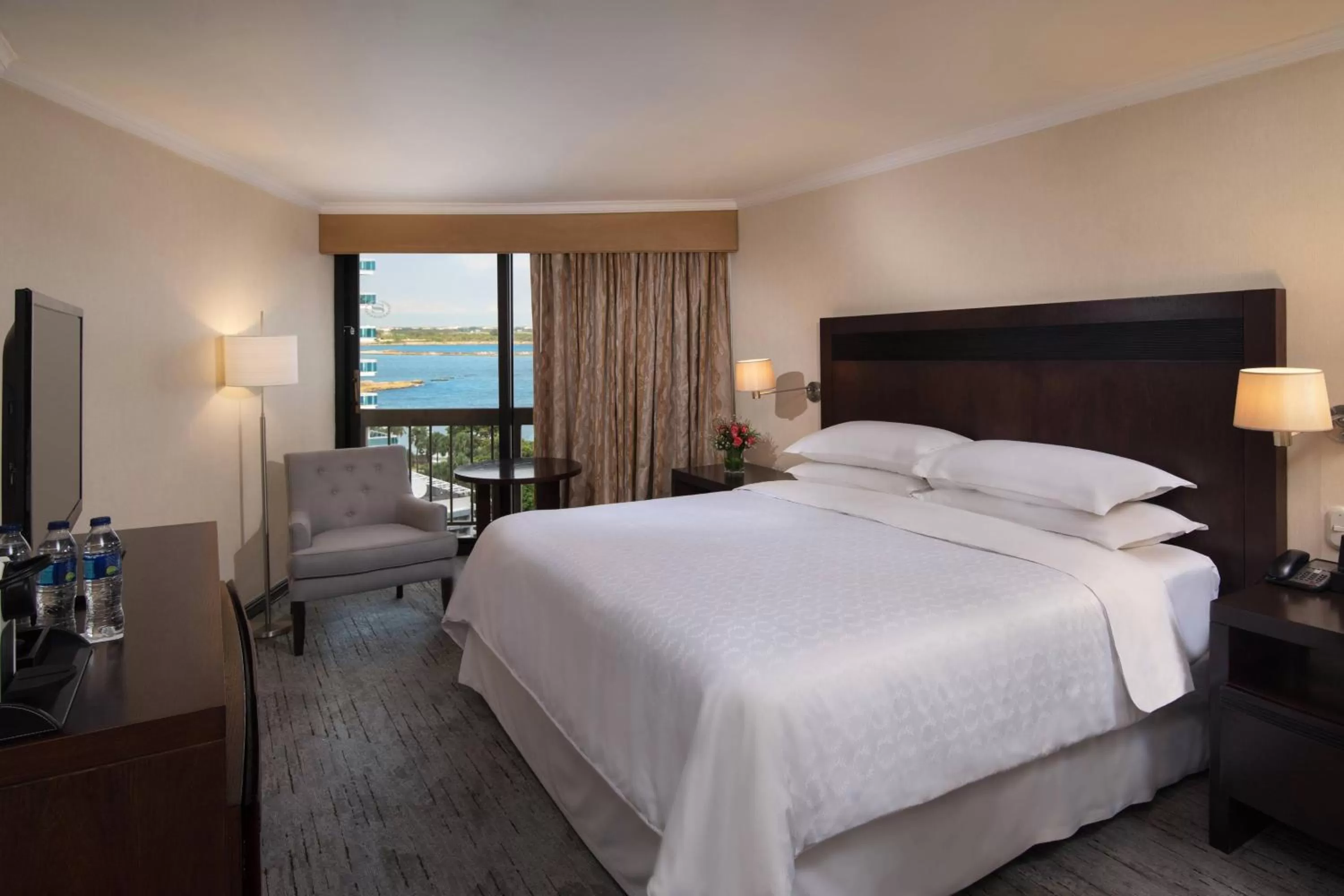 Photo of the whole room, Bed in Sheraton Santo Domingo