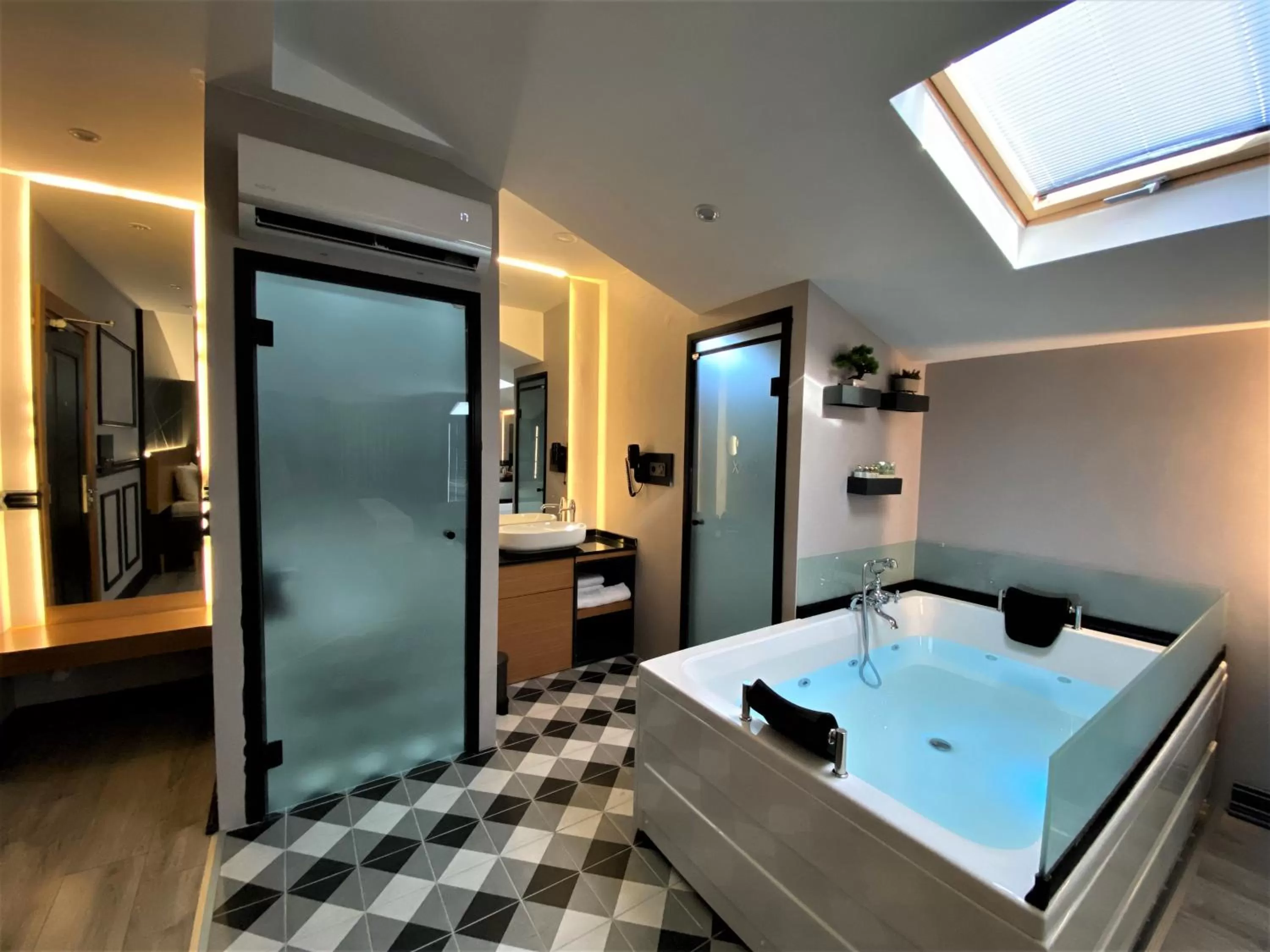 Hot Tub, Bed in Confores Hotel