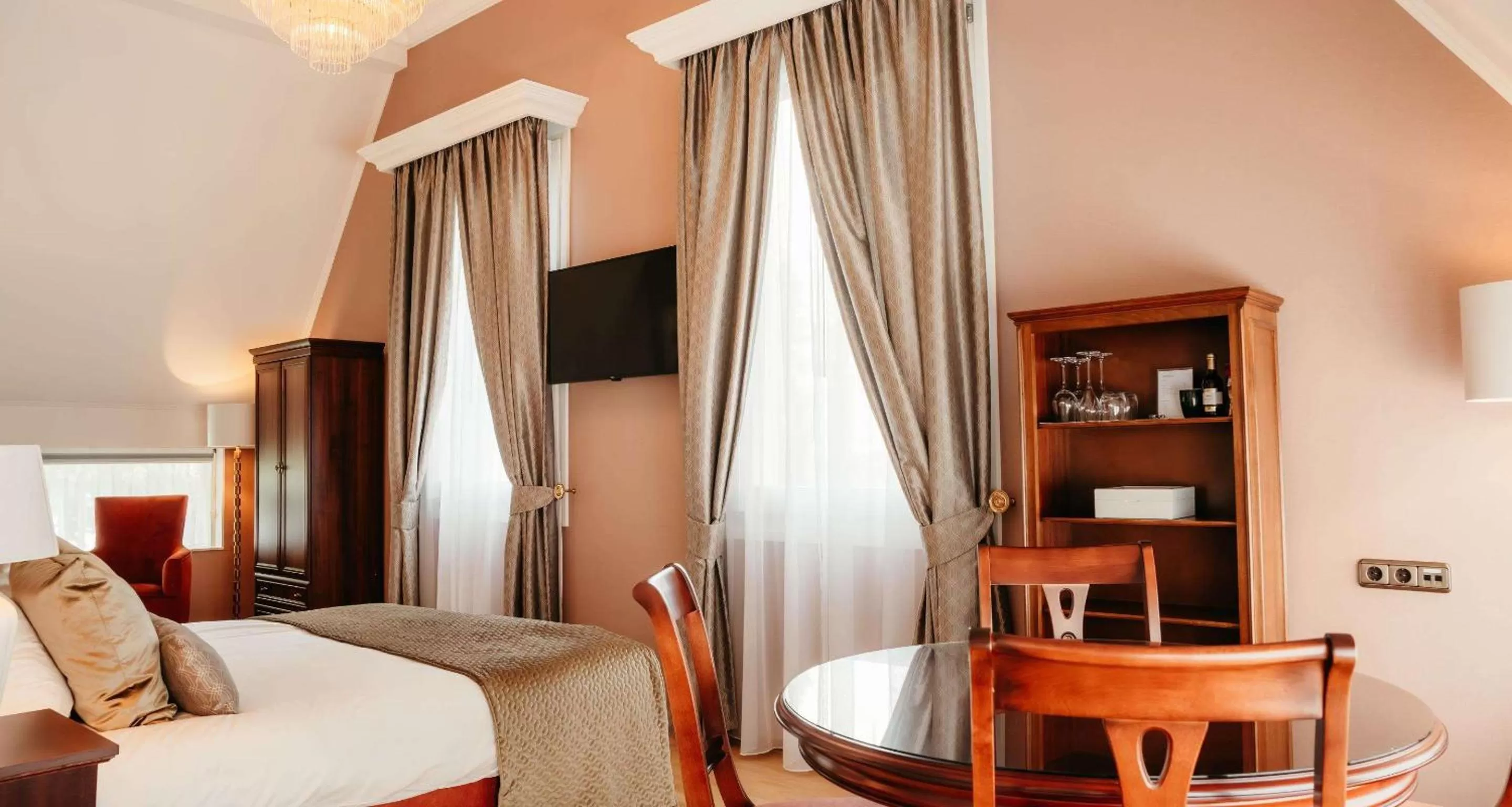 Photo of the whole room, Bed in Grand Hotel Karel V