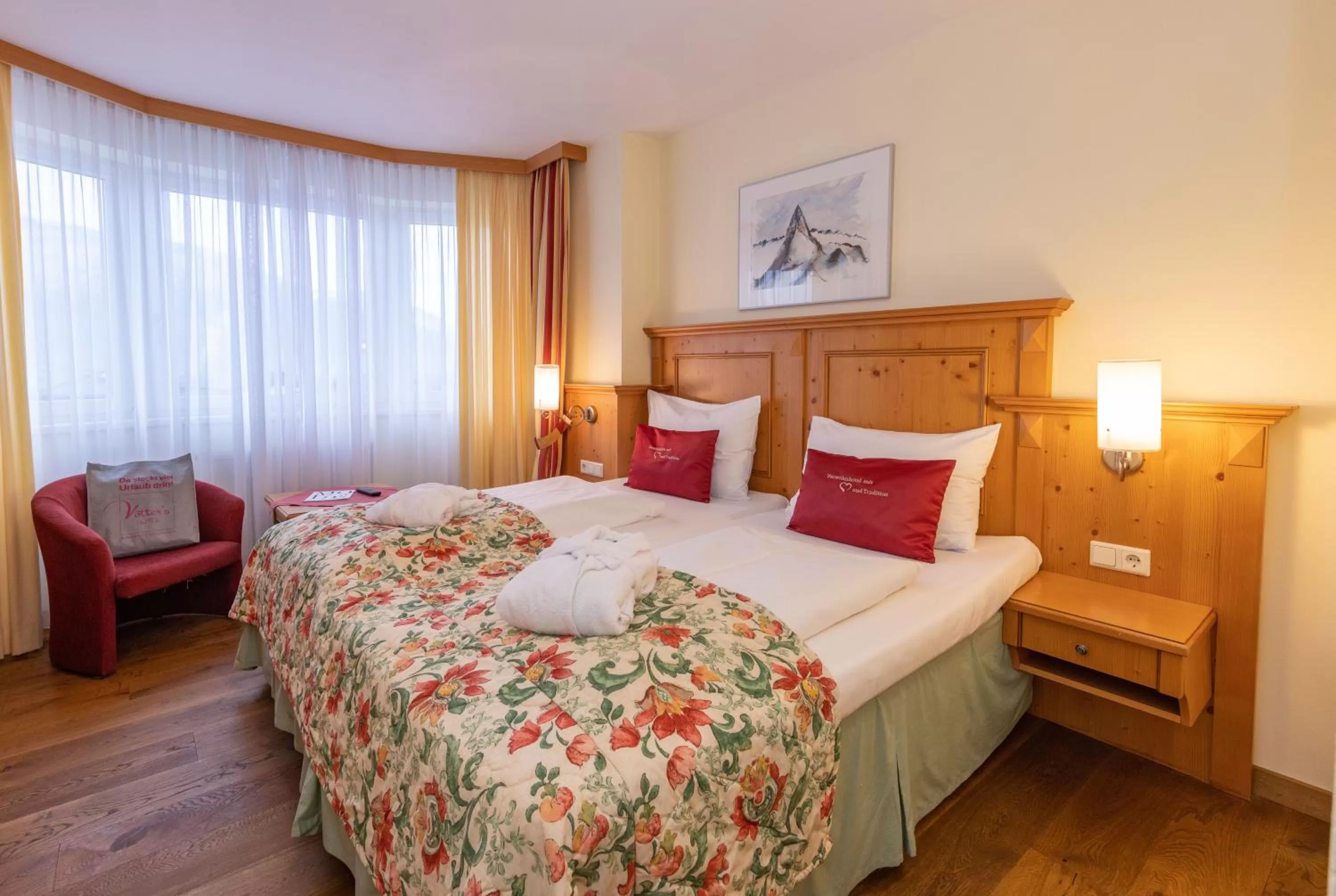 Bedroom, Bed in VÖTTER'S HOTEL in Kaprun am Kitzsteinhorn - Skibus direkt